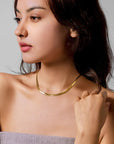 Victoria Hyde, Halskette, VH80091F, Lamia, Light Gold, Modelbild-2Victoria Hyde Lamia light gold snake chain necklace – stainless steel, 400mm+50mm length, elegant jewelry for a fashionable look.
