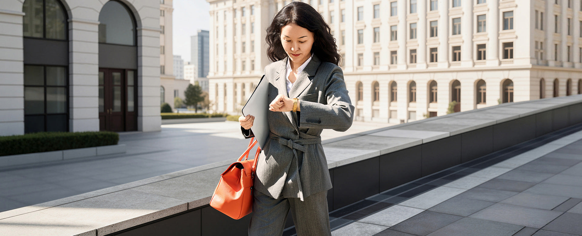 Founder Tian Yao in a dynamic business look: On the go with the orange Jolene bag, perfectly organized for everyday working life.