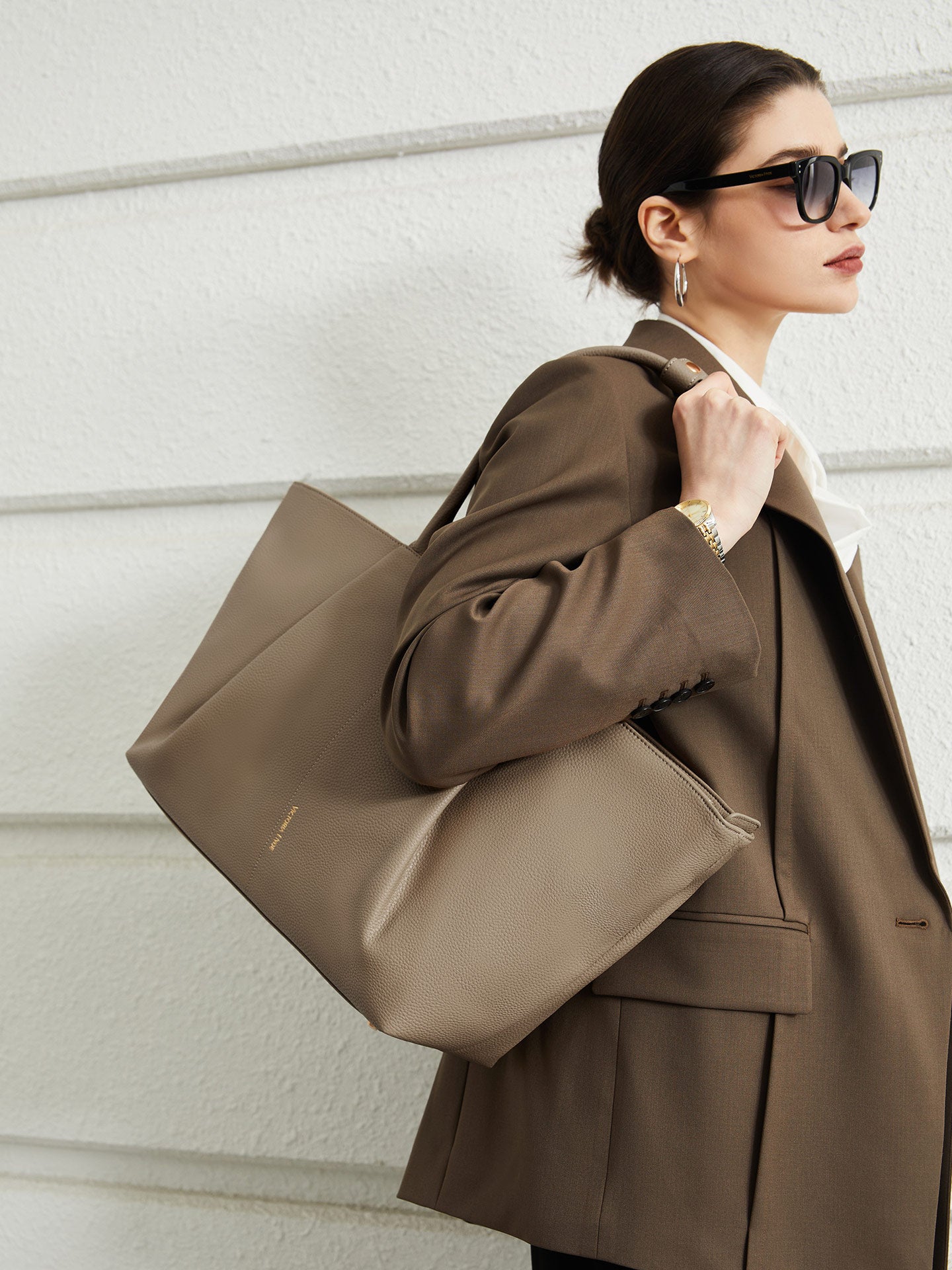 Elegant Victoria Hyde business laptop bag Ada in beige made of vegan leather for women, ideal for laptops up to 16 inches in modern everyday work life.