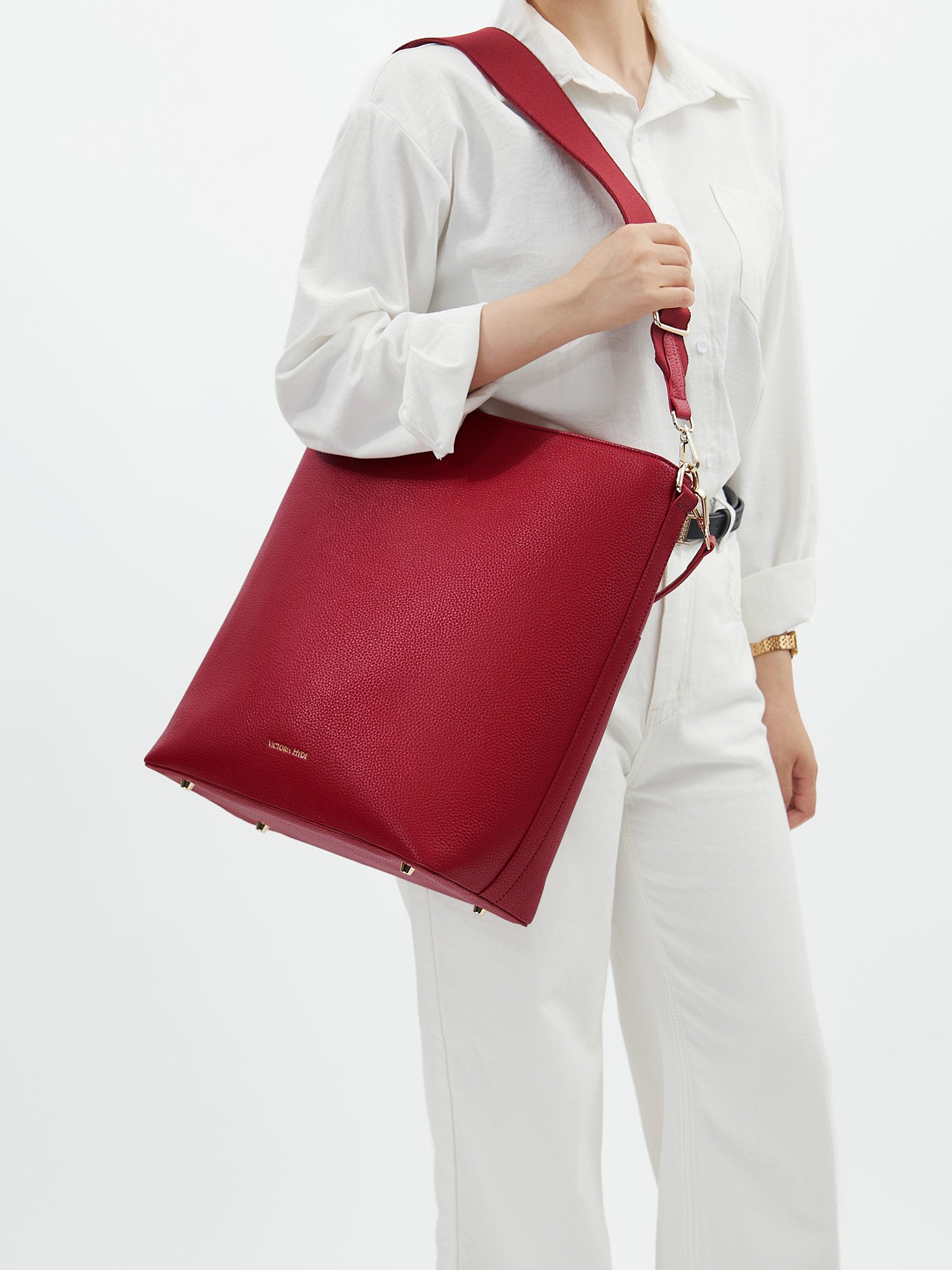 Kloey business bag in deep red worn as a crossbody bag: An elegant and versatile way to carry your laptop for a professional look.