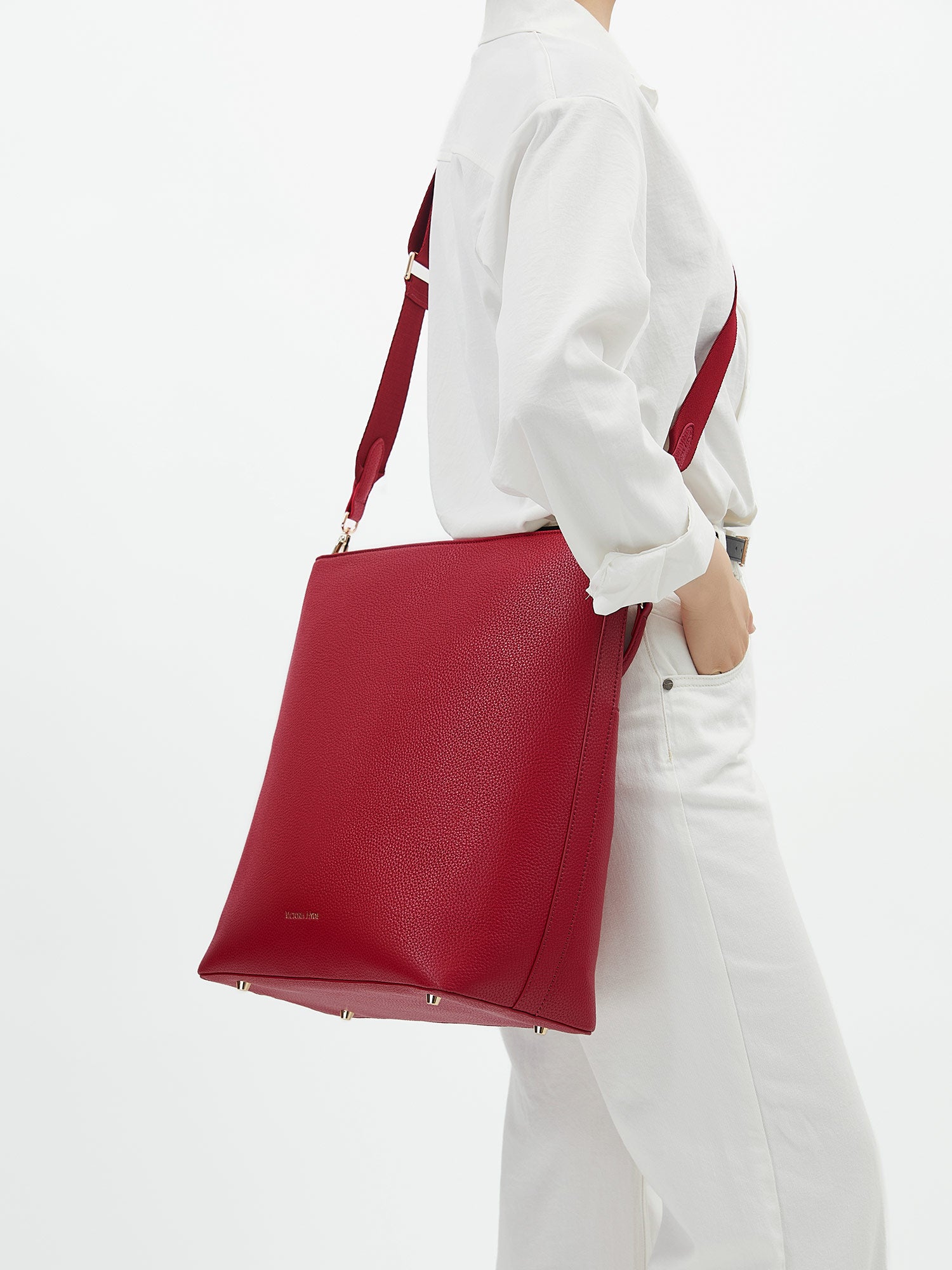 Victoria Hyde London Kloey Business Bag in Deep Red, 14-inch laptop bag made of vegan microfiber leather with trolley sleeve.