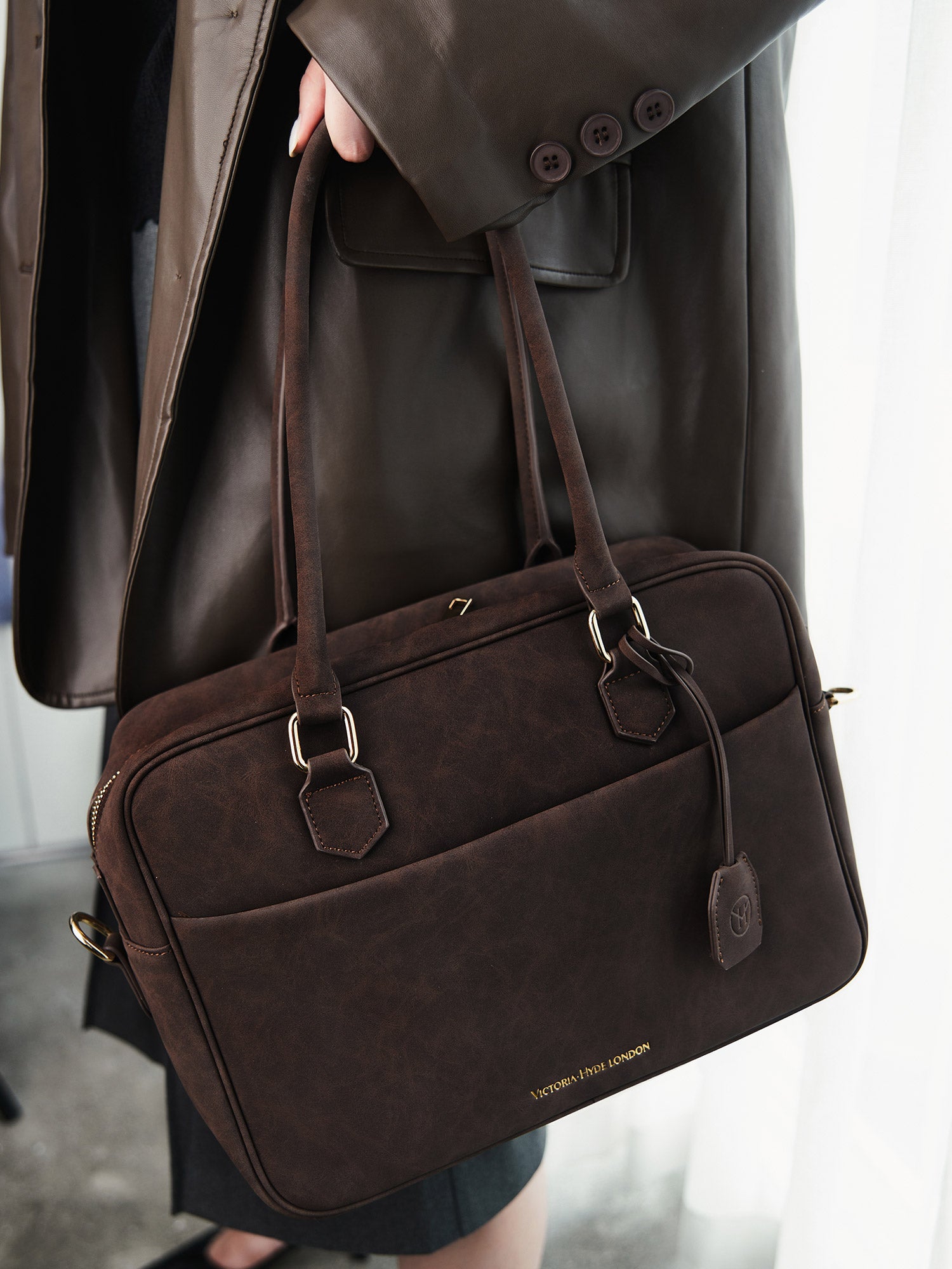 Victoria Hyde Margaret Large Brown work bag – vegan microfiber leather, water-repellent, fits 13" laptop, smart interior, removable cosmetic bag, umbrella pouch. Ideal for professional women.