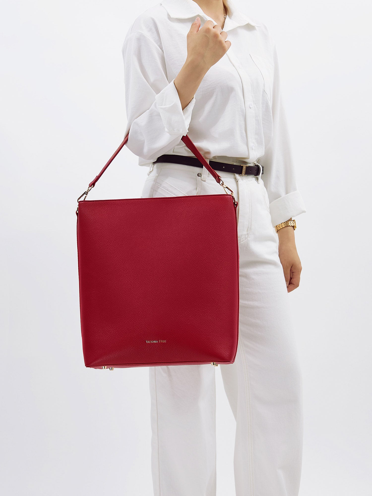 Professional woman carrying the Victoria Hyde Kloey Granatrot laptop handbag, elegant vegan leather design with 14-inch laptop compartment for office work.