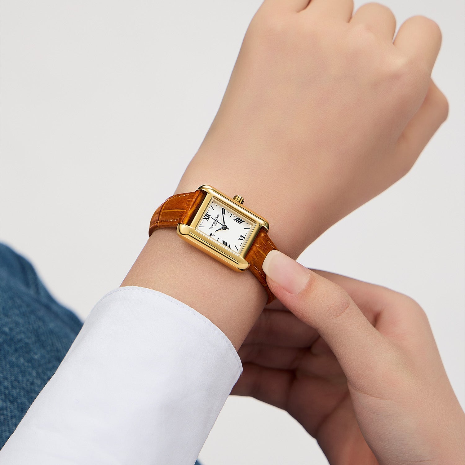 Victoria Hyde RETRO women’s watch, light gold square case, silver sand-effect dial, brown bamboo-pattern leather strap, Japanese quartz movement, 3ATM.