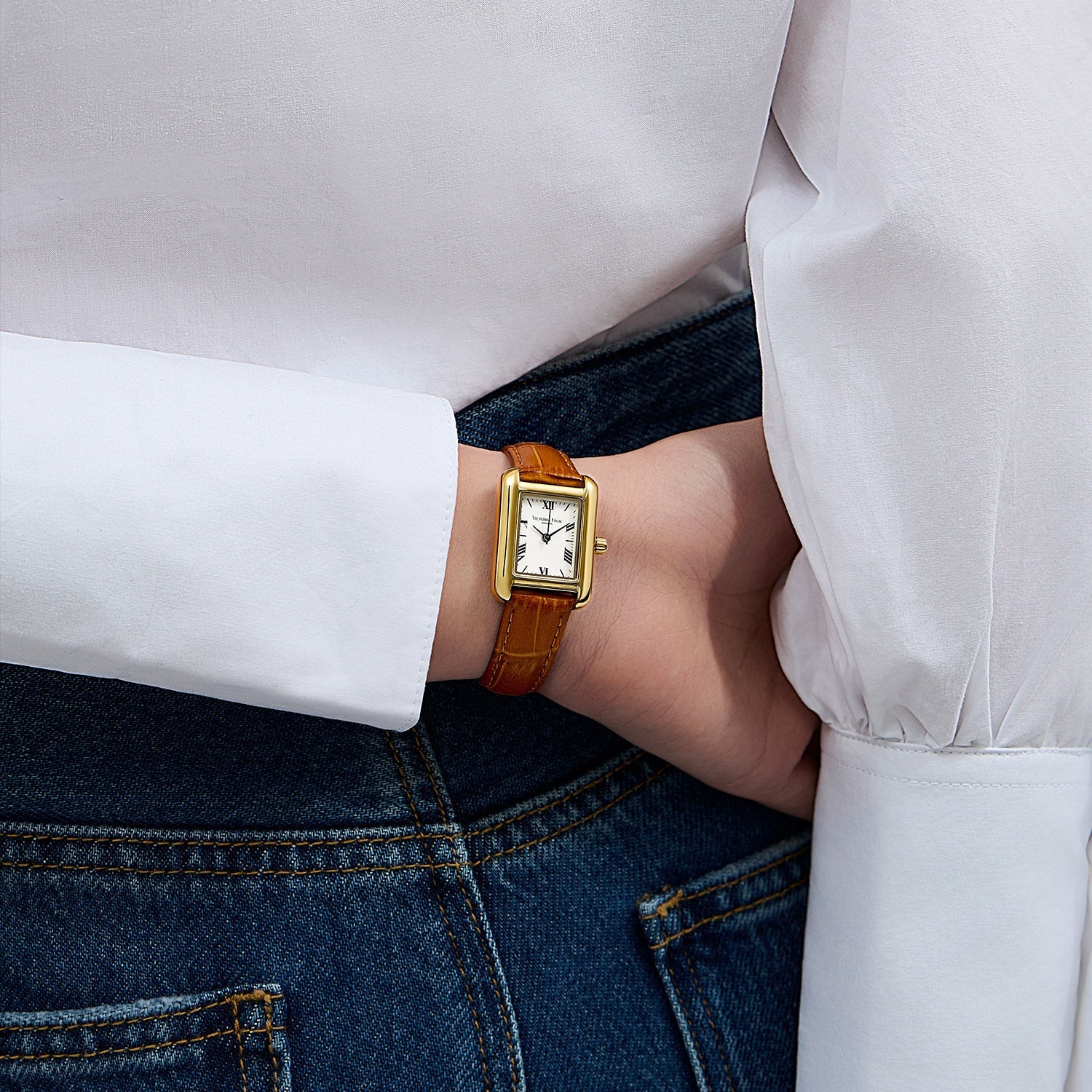 Victoria Hyde RETRO women’s watch, light gold square case, silver sand-effect dial, brown bamboo-pattern leather strap, Japanese quartz movement, 3ATM.