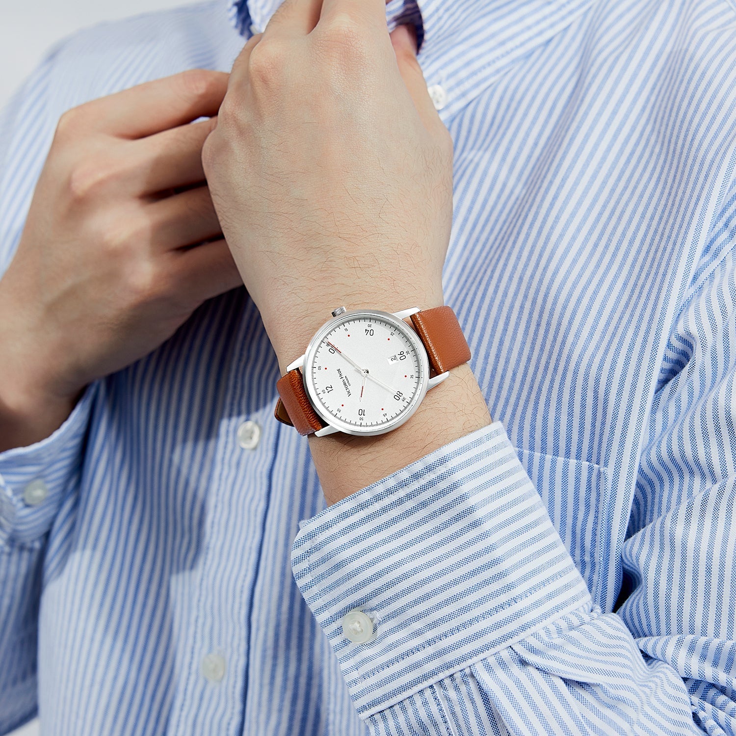 Victoria Hyde Orton men's watch, silver copper case, sand-effect dial, brown apple leather strap, precise quartz movement, 3 ATM water resistant.