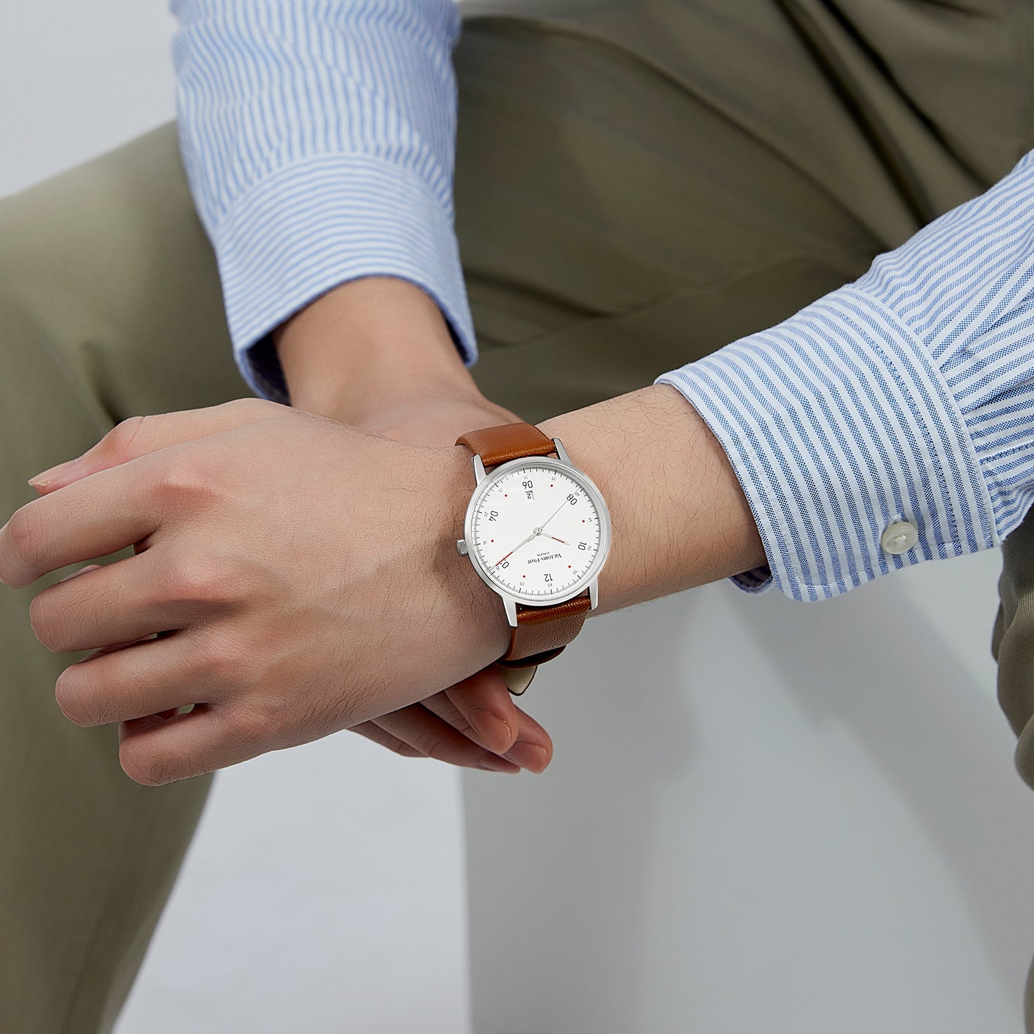 Victoria Hyde Orton men's watch, silver copper case, sand-effect dial, brown apple leather strap, precise quartz movement, 3 ATM water resistant.