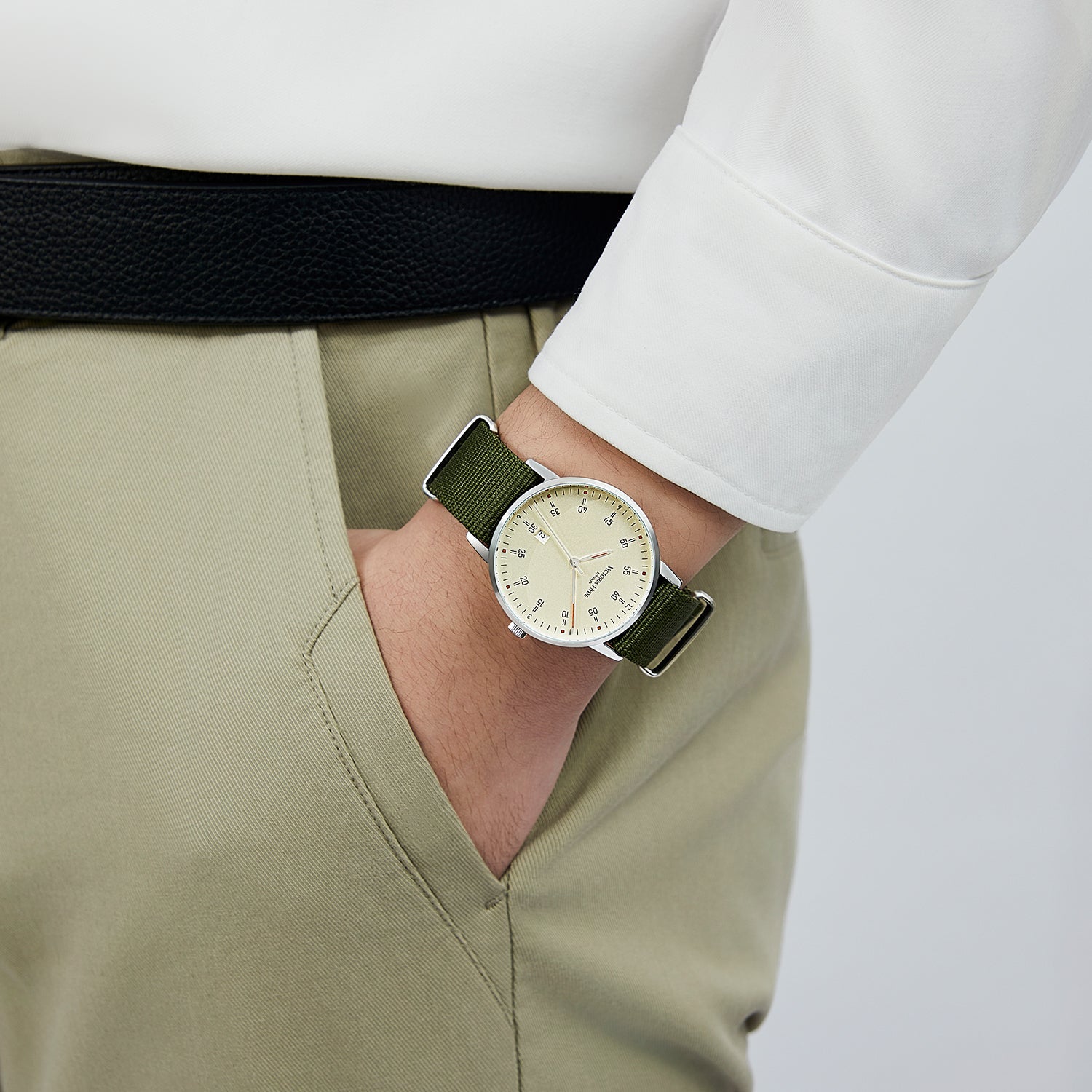 Victoria Hyde London Orton men's watch: silver copper case, beige sand-effect dial, dark green nylon strap. Sporty & elegant.