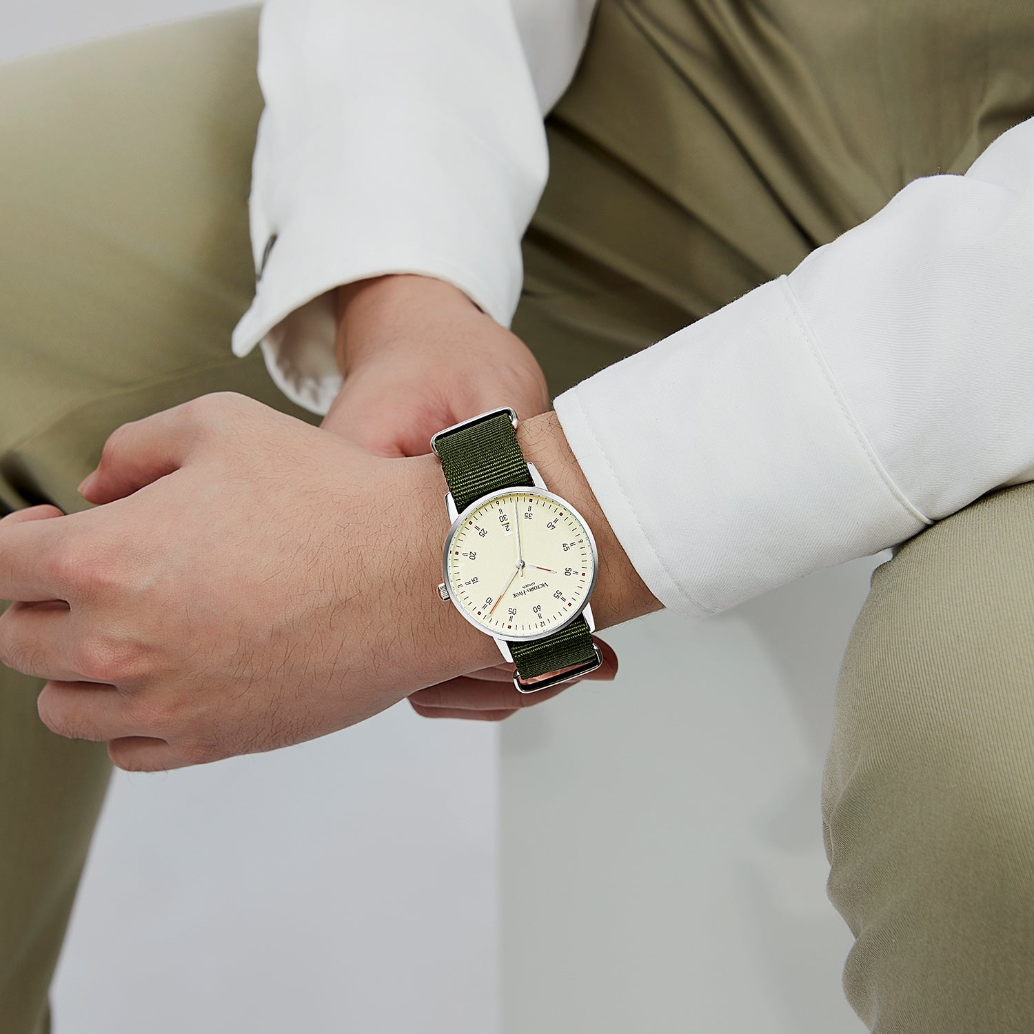Victoria Hyde London Orton men's watch: silver copper case, beige sand-effect dial, dark green nylon strap. Sporty & elegant.