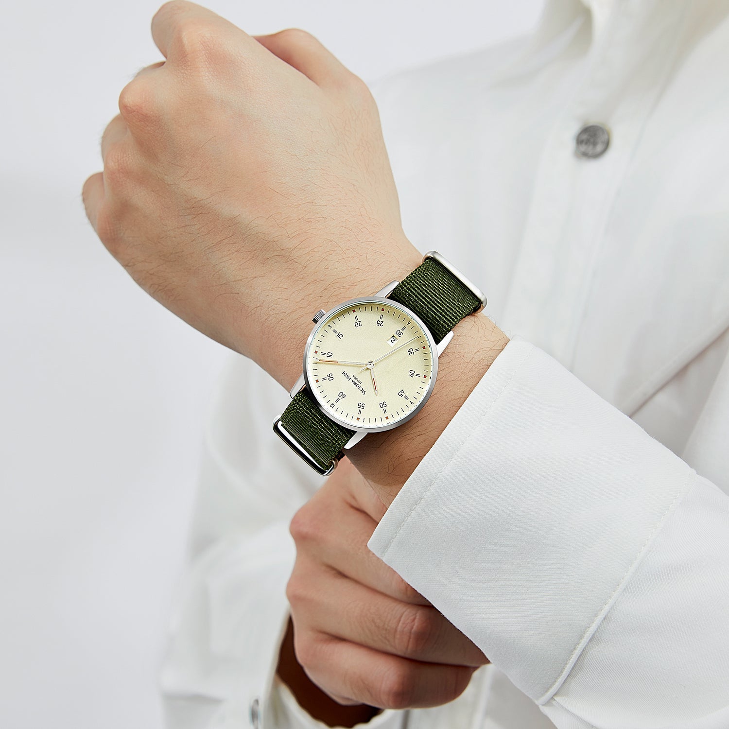 Victoria Hyde London Orton men's watch: silver copper case, beige sand-effect dial, dark green nylon strap. Sporty & elegant.