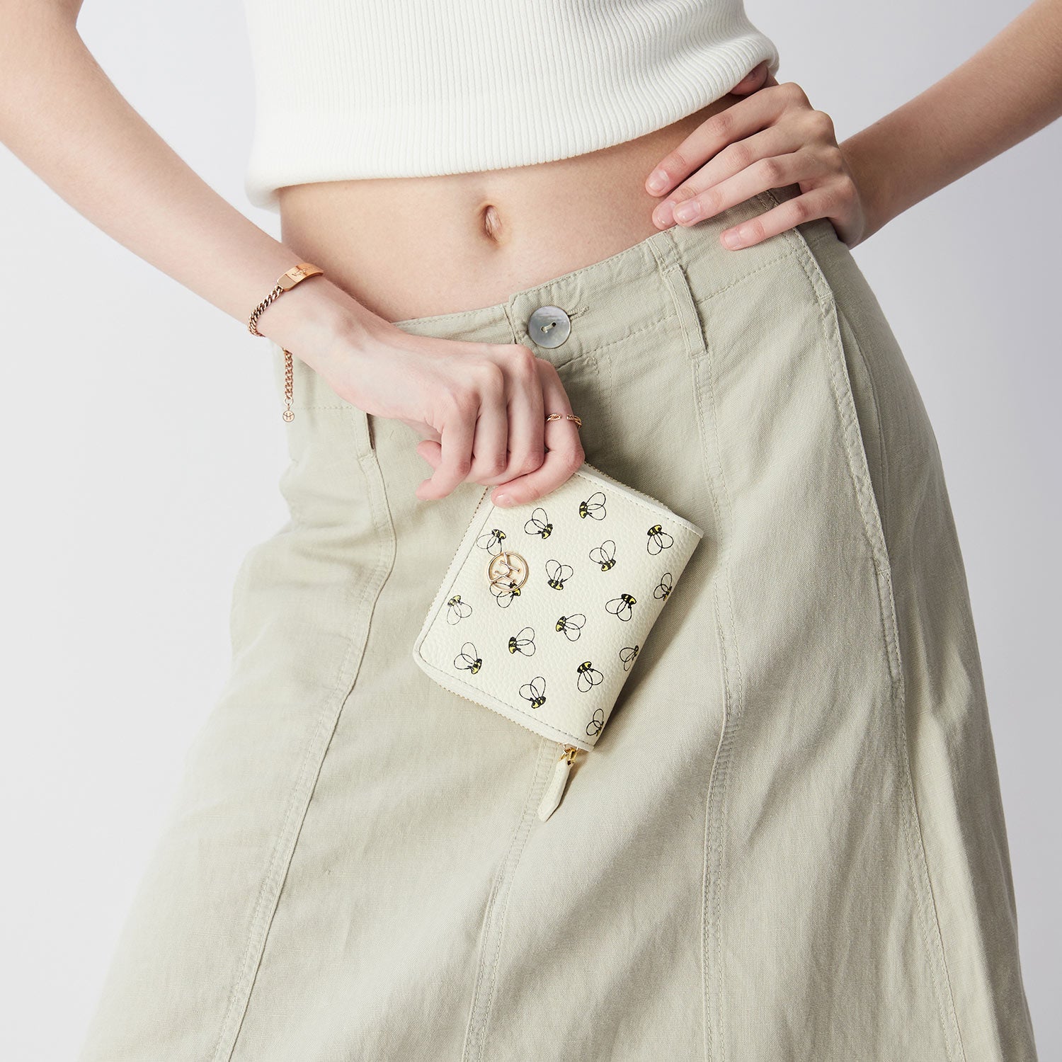 Victoria Hyde Avila white wallet, bee details,lychee pattern top grain leather, bee design, card slots, coin pocket, light gold hardware.