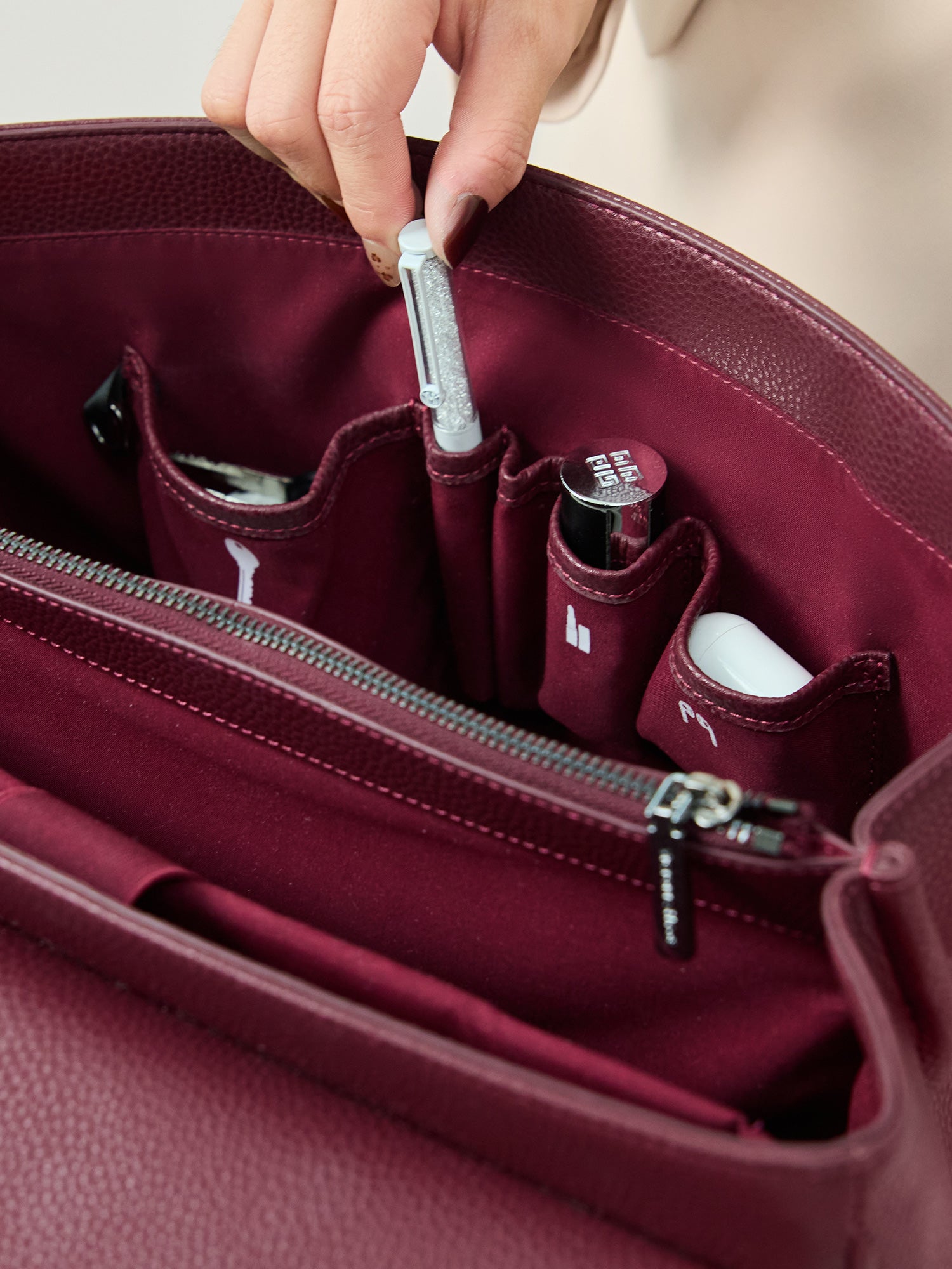 Victoria Hyde Jolene large green work bag: vegan, water-repellent, scratch-resistant. Padded 15" laptop compartment, removable cosmetic bag. Dimensions 37x26.5x16 cm.
