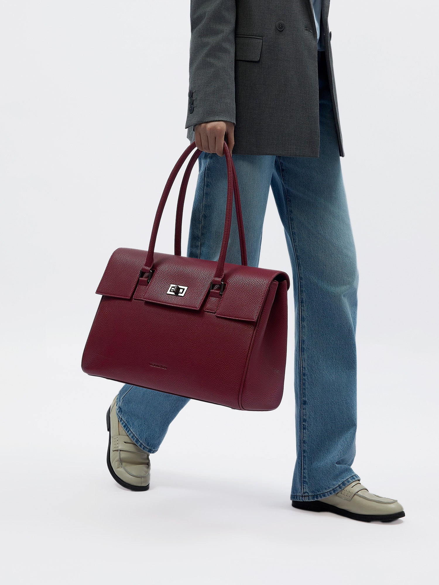 Victoria Hyde Jolene large green work bag: vegan, water-repellent, scratch-resistant. Padded 15" laptop compartment, removable cosmetic bag. Dimensions 37x26.5x16 cm.
