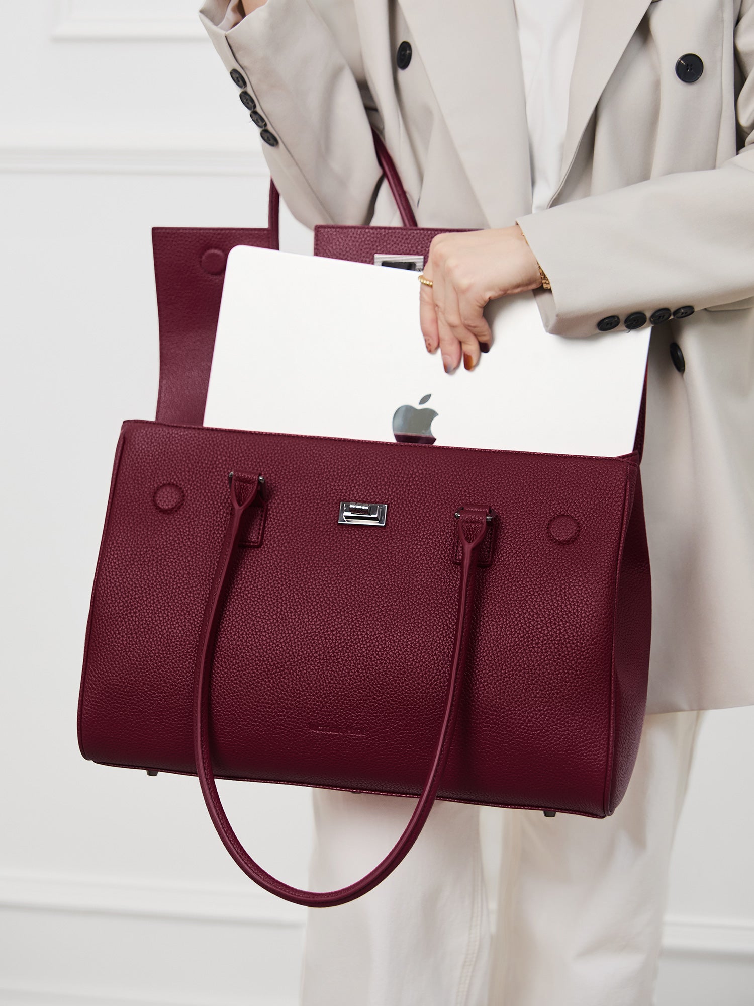 Victoria Hyde Jolene large green work bag: vegan, water-repellent, scratch-resistant. Padded 15" laptop compartment, removable cosmetic bag. Dimensions 37x26.5x16 cm.
