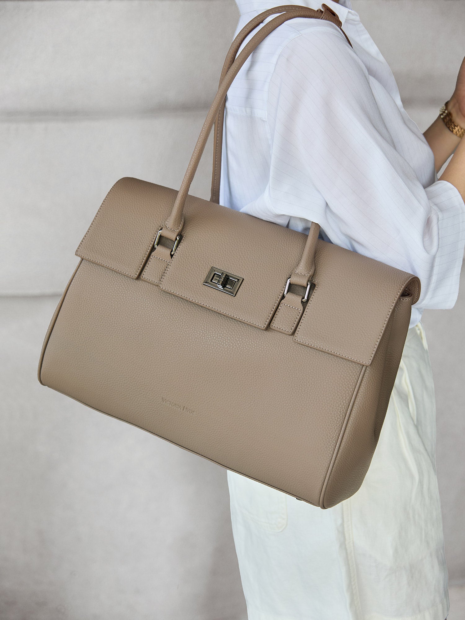 Victoria Hyde Jolene large beige work bag with 15" laptop compartment, removable cosmetic pouch, vegan, water-repellent, smart interior organization.