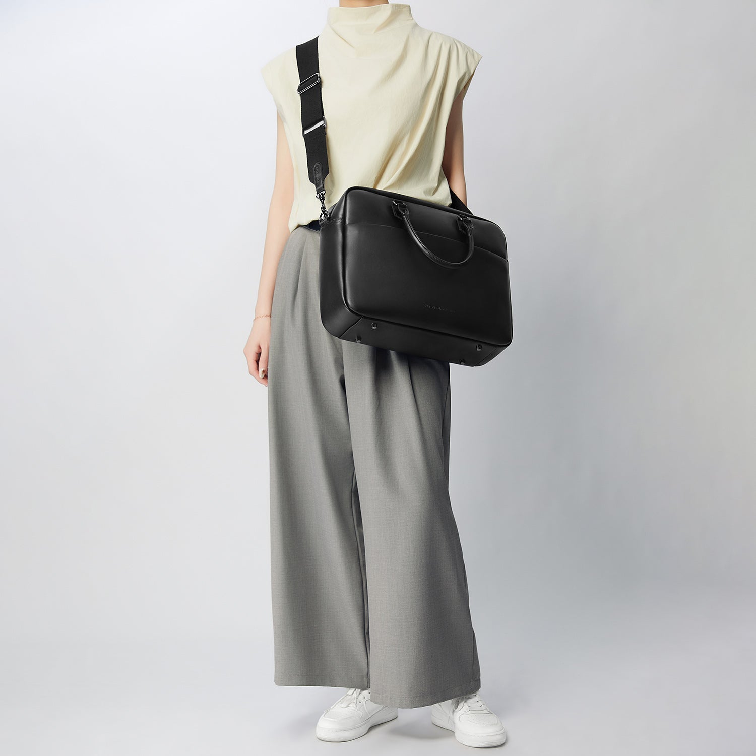 Victoria Hyde New Work Business Bag – elegant black briefcase with laptop compartment, microfiber leather look, organizer, and sustainable Shandong silk. Unisex carry/shoulder bag.