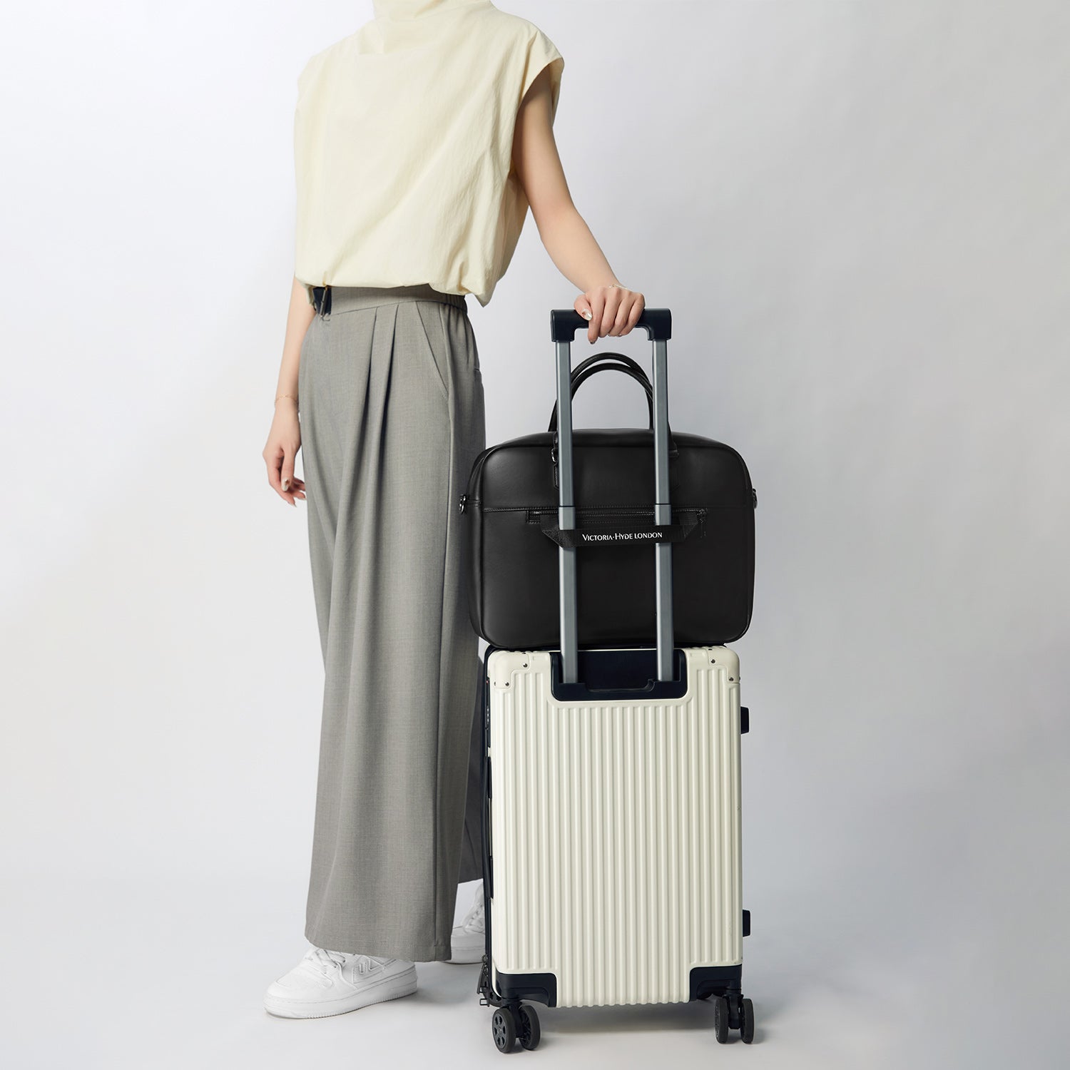 Victoria Hyde New Work Business Bag – elegant black briefcase with laptop compartment, microfiber leather look, organizer, and sustainable Shandong silk. Unisex carry/shoulder bag.