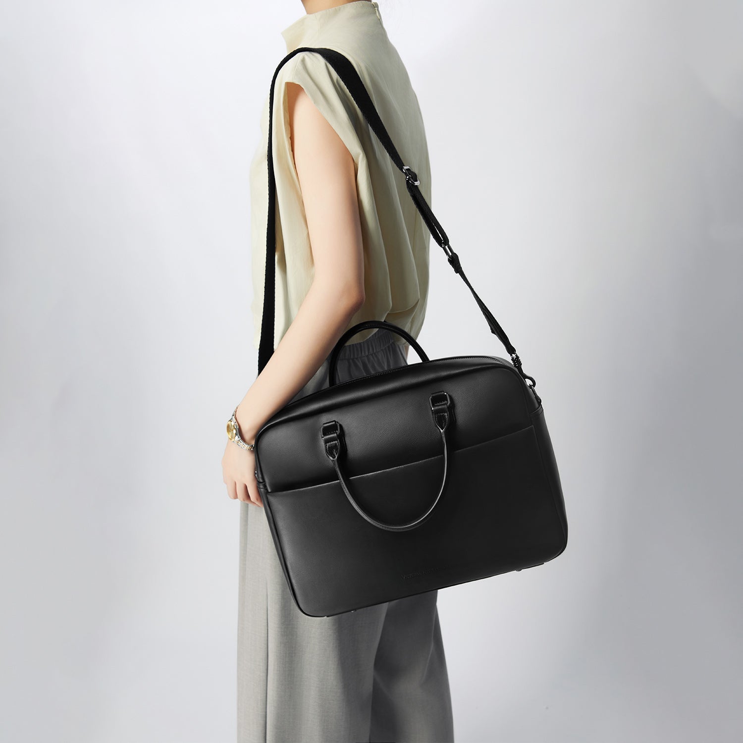 Victoria Hyde New Work Business Bag – elegant black briefcase with laptop compartment, microfiber leather look, organizer, and sustainable Shandong silk. Unisex carry/shoulder bag.