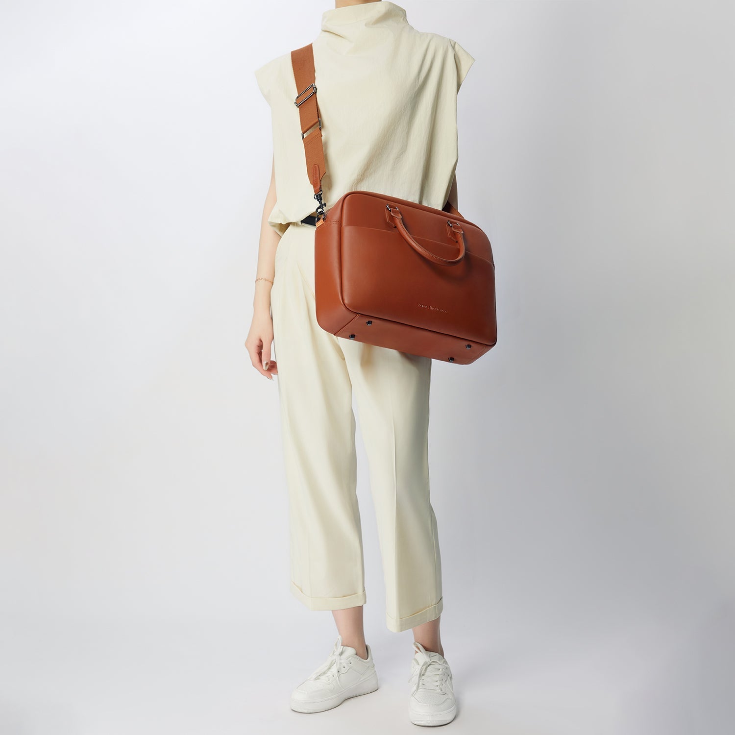 Victoria Hyde New Work Business Bag – elegant black briefcase with laptop compartment, microfiber leather look, sustainable Shandong silk, and built-in organizer.