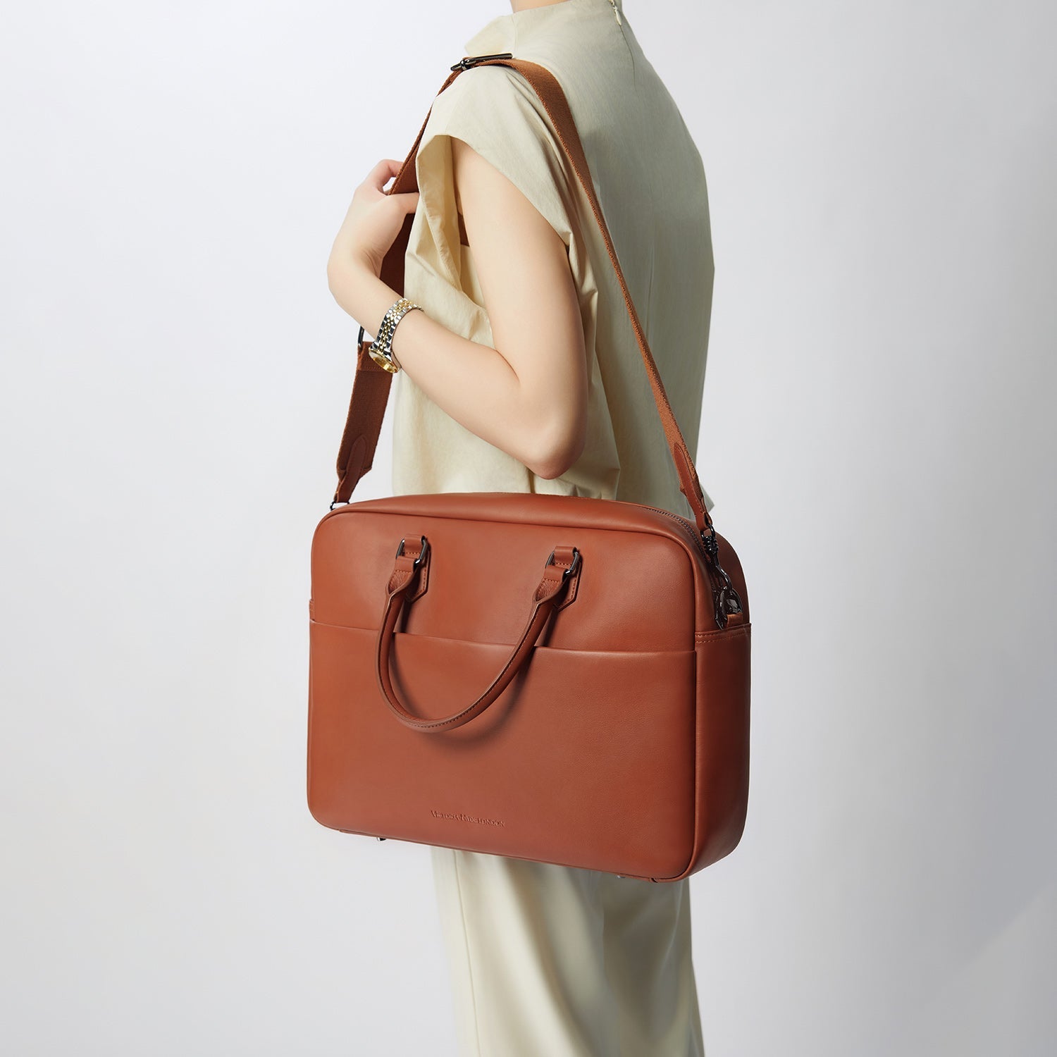 Victoria Hyde New Work Business Bag – elegant black briefcase with laptop compartment, microfiber leather look, sustainable Shandong silk, and built-in organizer.