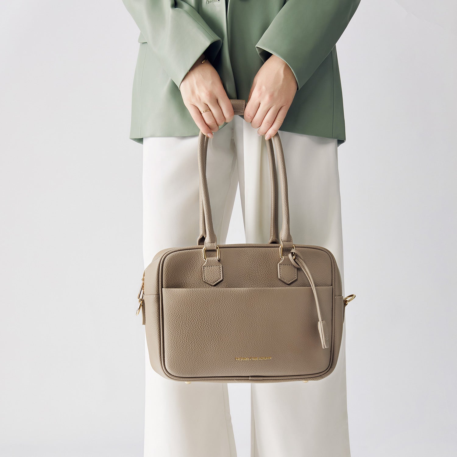 Victoria Hyde Margaret Small new work bag in beige, elegant vegan microfiber leather with tablet compartment for up to 12.9", water-repellent, scratch-resistant, perfect for professionals on the go.