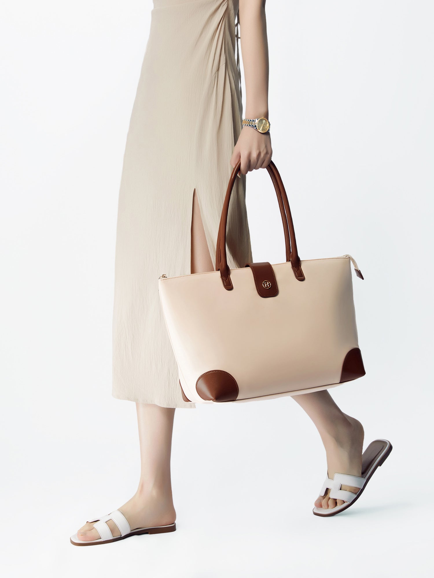 Victoria Hyde Eva Apricot work bag – lightweight, durable nylon, laptop/tablet compartment, smart organizer, removable cosmetic pouch, water-repellent, vegan. Ideal for professional women.