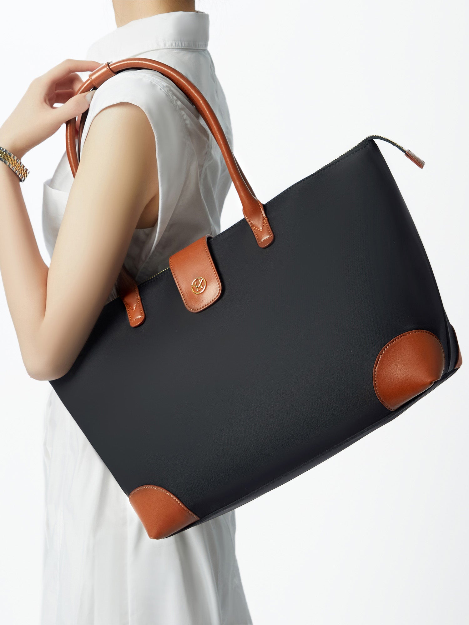 Victoria Hyde Eva Black new work bag – lightweight nylon, laptop/tablet compartment, smart organizer, vegan, water-repellent, scratch-resistant. Ideal for professional women.