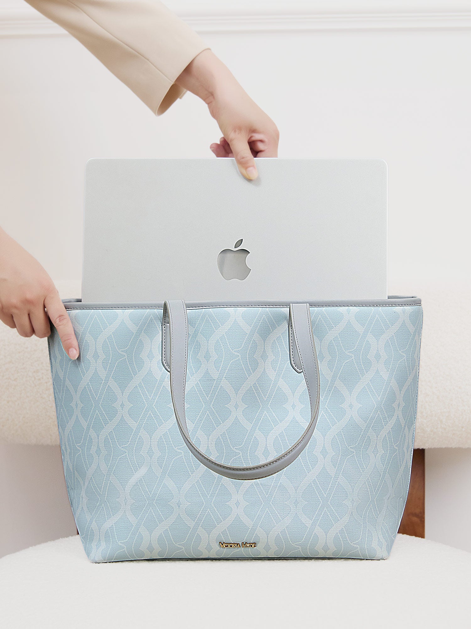 Victoria Hyde Yoana Large work bag in light blue, vegan, water-repellent, with laptop compartment and removable cosmetic bag.