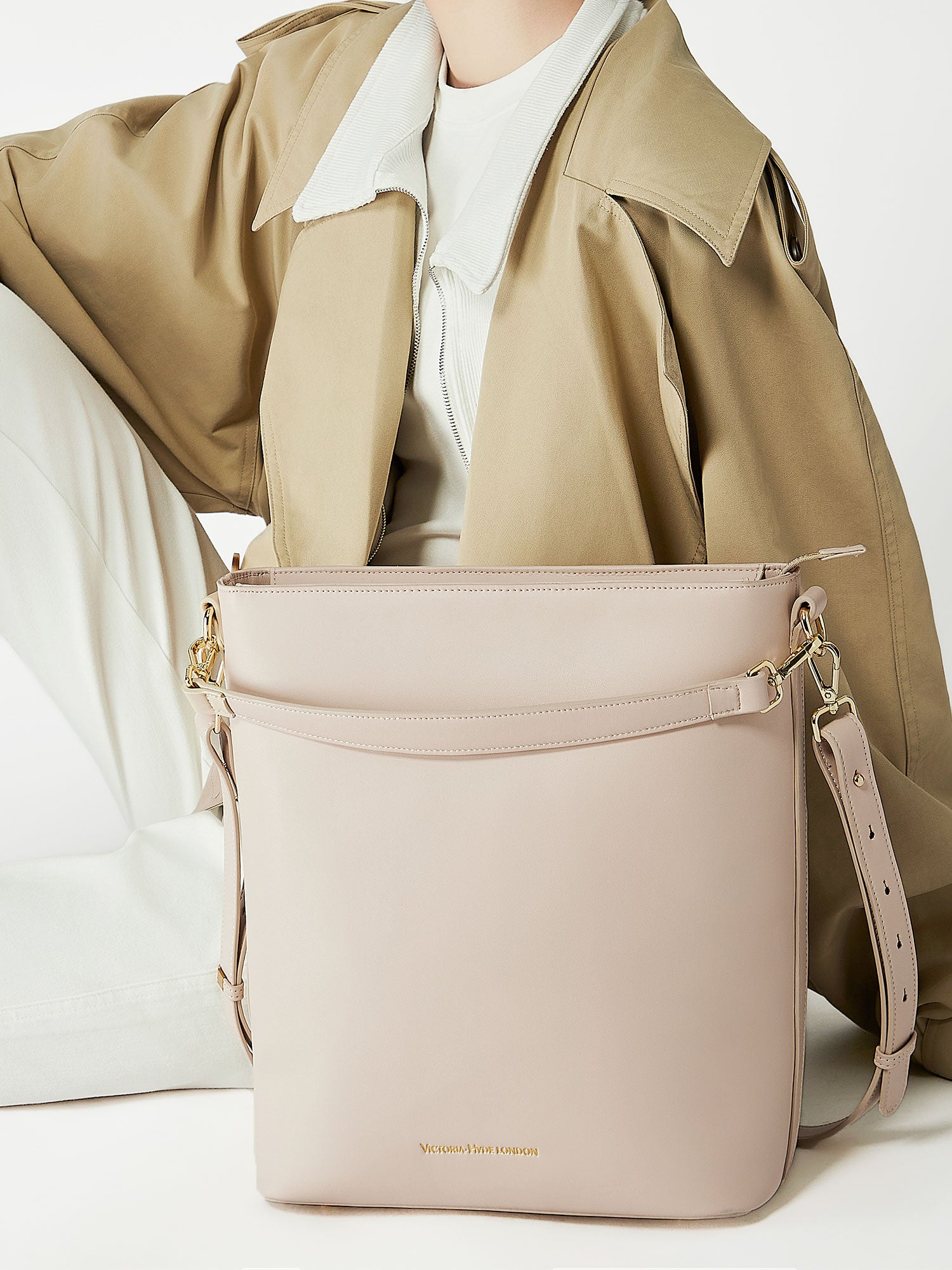 Victoria Hyde Kloey Large work bag in Moon White. Minimalist vegan leather tote with laptop compartment, water-repellent, scratch-resistant. Perfect for professional women.
