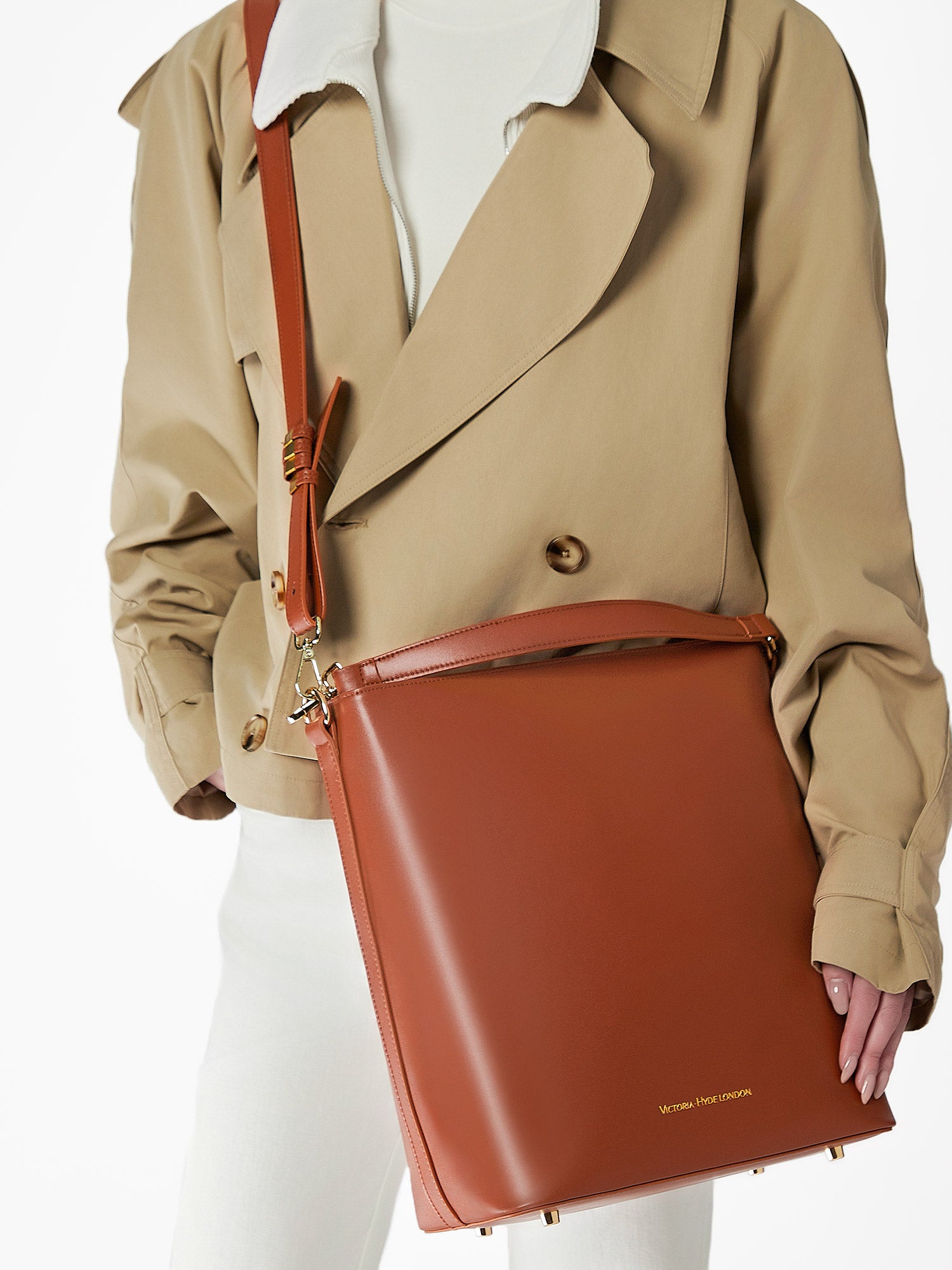 Victoria Hyde Kloey Large work bag in red brown. Minimalist vegan design with laptop compartment, water-repellent microfiber leather for professional women.