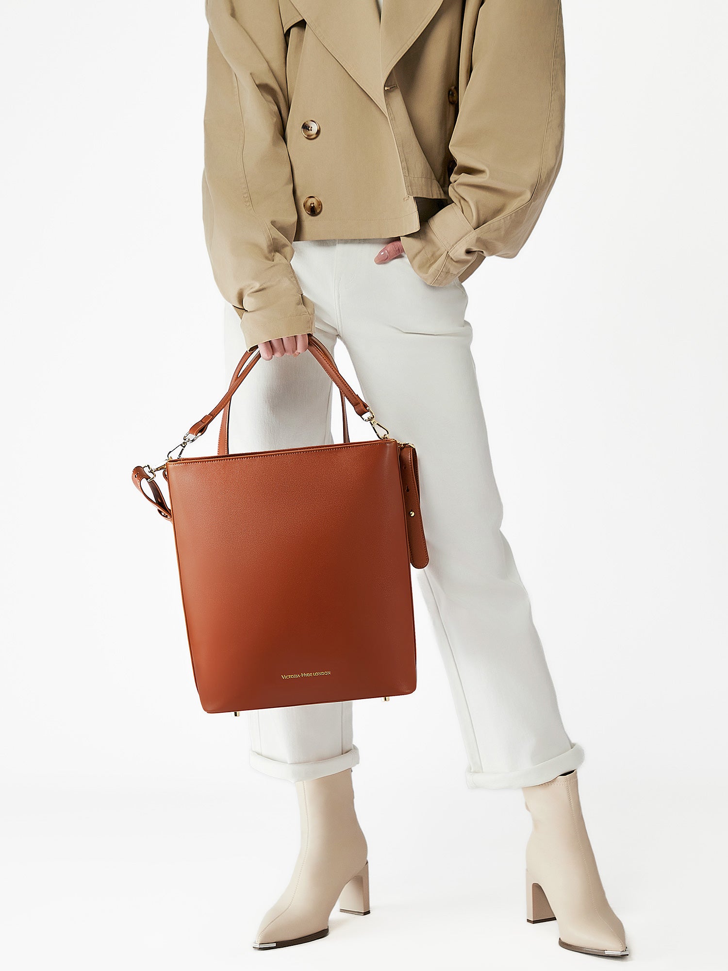 Victoria Hyde Kloey Large work bag in red brown. Minimalist vegan design with laptop compartment, water-repellent microfiber leather for professional women.
