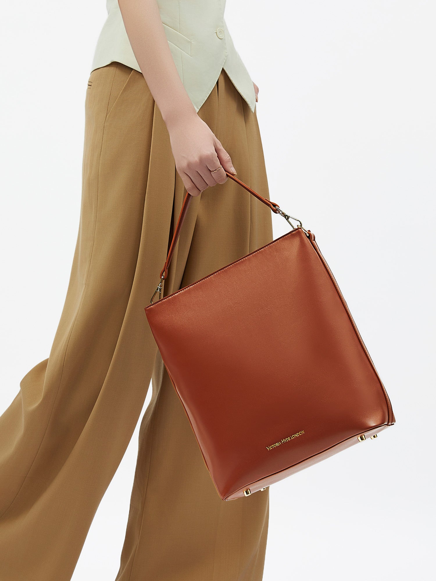 Victoria Hyde Kloey Large work bag in red brown. Minimalist vegan design with laptop compartment, water-repellent microfiber leather for professional women.