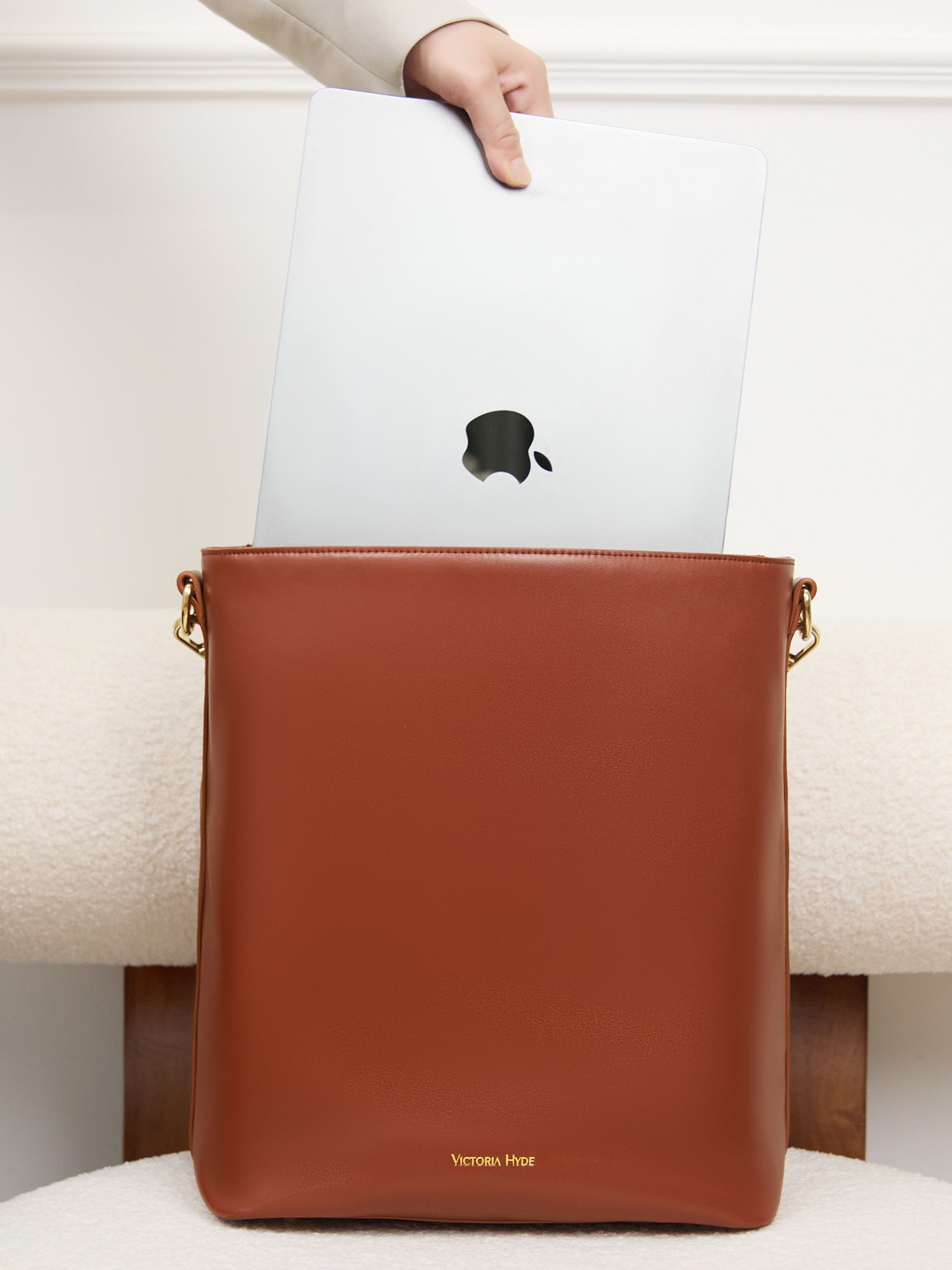 Victoria Hyde Kloey Large work bag in red brown. Minimalist vegan design with laptop compartment, water-repellent microfiber leather for professional women.