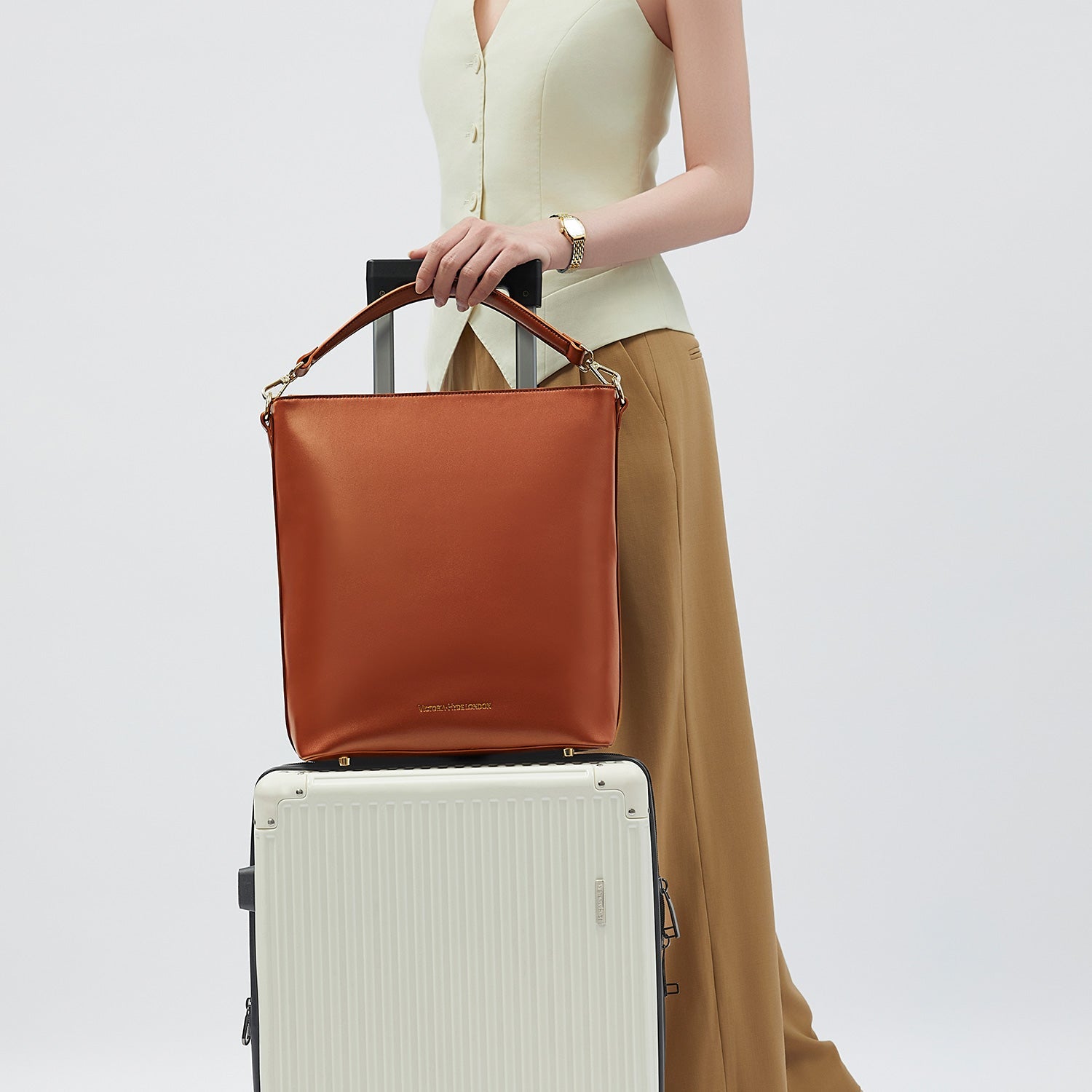 Victoria Hyde Kloey Large work bag in red brown. Minimalist vegan design with laptop compartment, water-repellent microfiber leather for professional women.