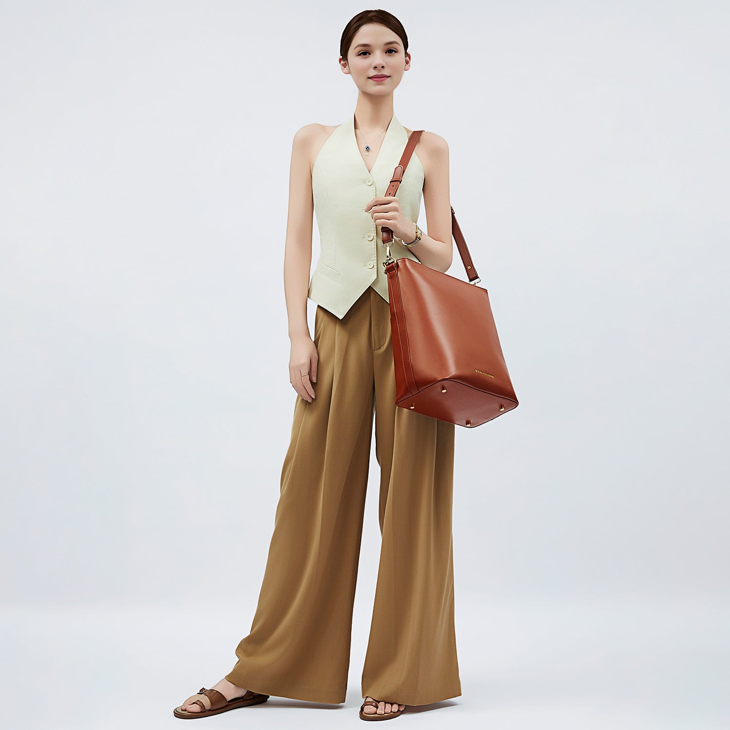 Victoria Hyde Kloey Large work bag in red brown. Minimalist vegan design with laptop compartment, water-repellent microfiber leather for professional women.