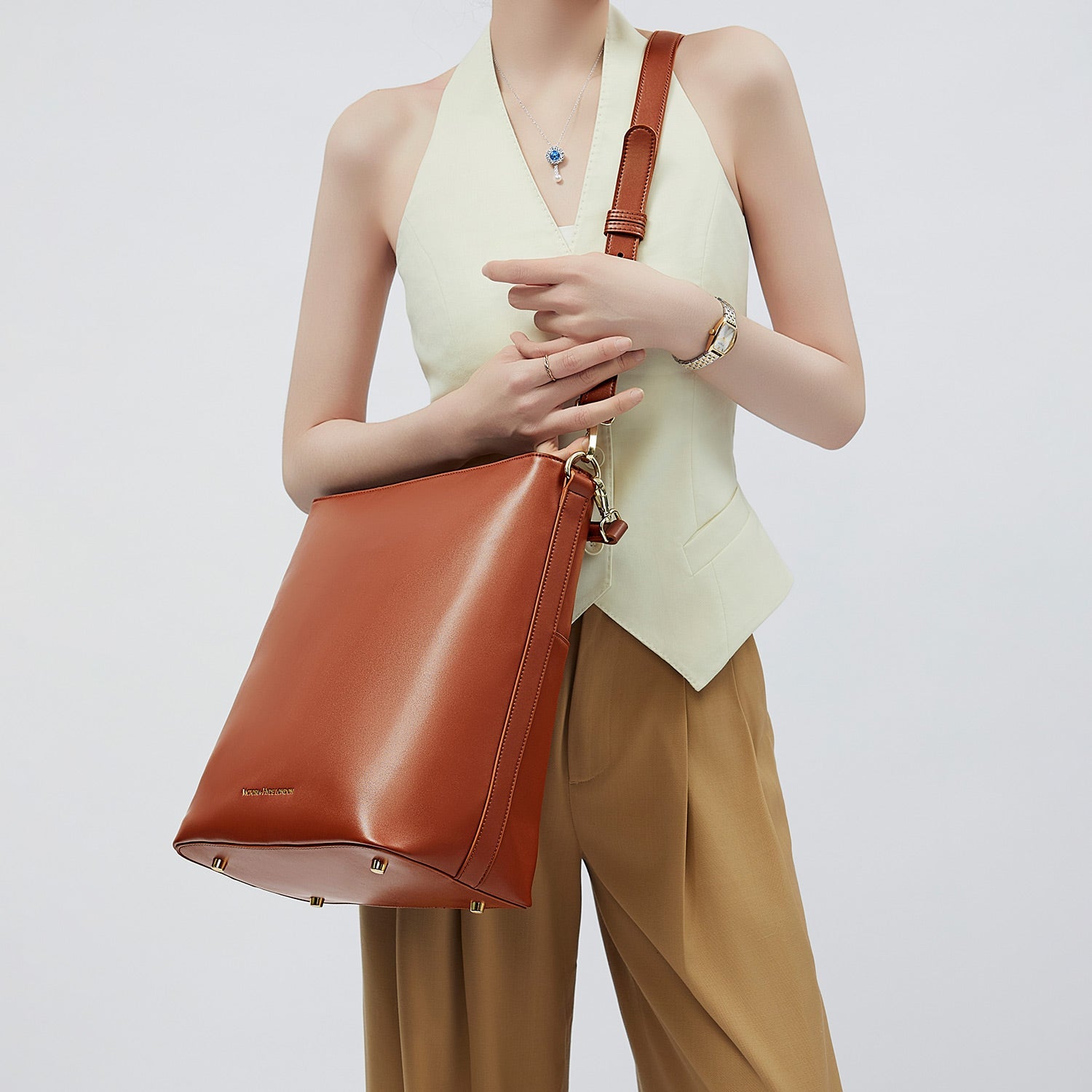 Victoria Hyde Kloey Large work bag in red brown. Minimalist vegan design with laptop compartment, water-repellent microfiber leather for professional women.