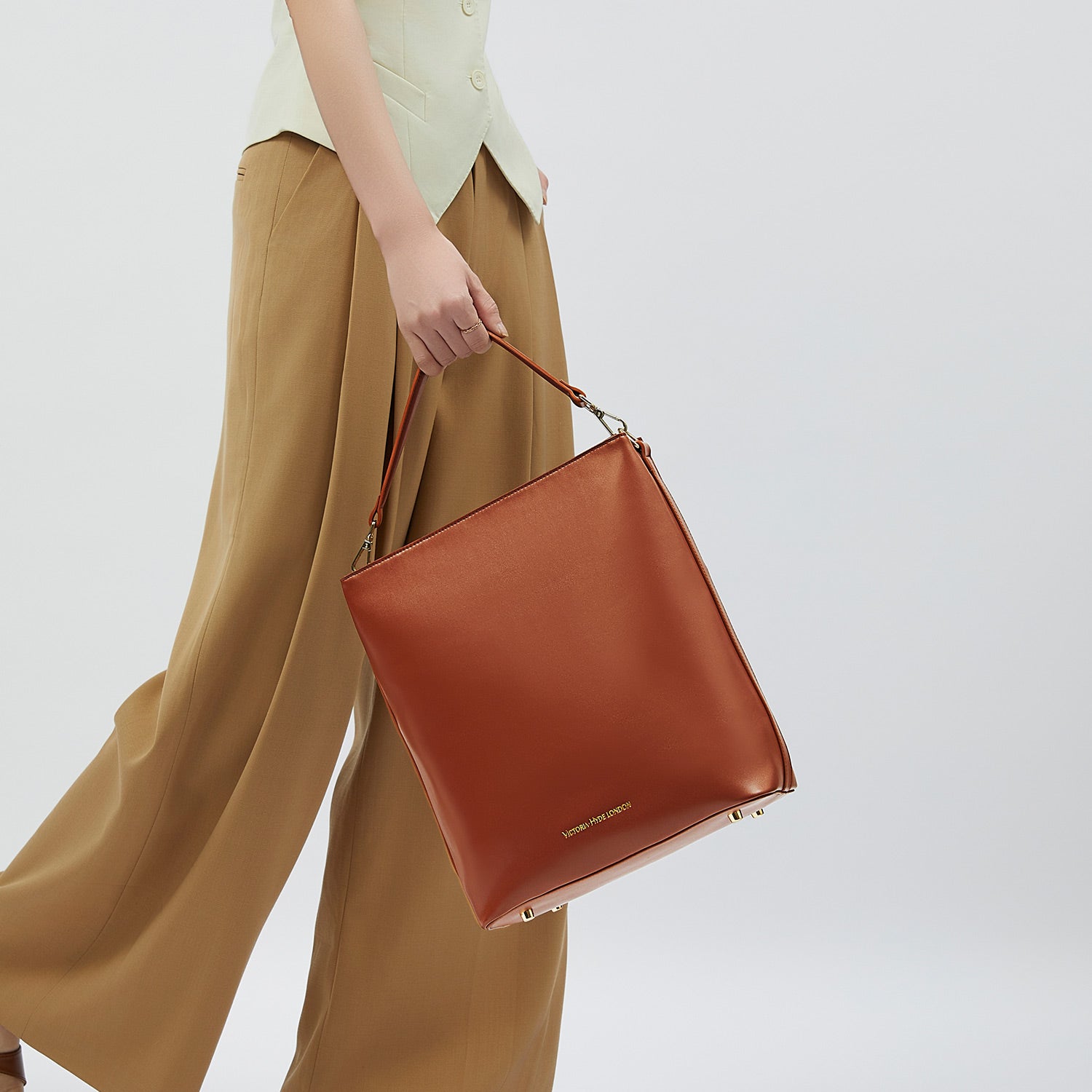 Victoria Hyde Kloey Large work bag in red brown. Minimalist vegan design with laptop compartment, water-repellent microfiber leather for professional women.