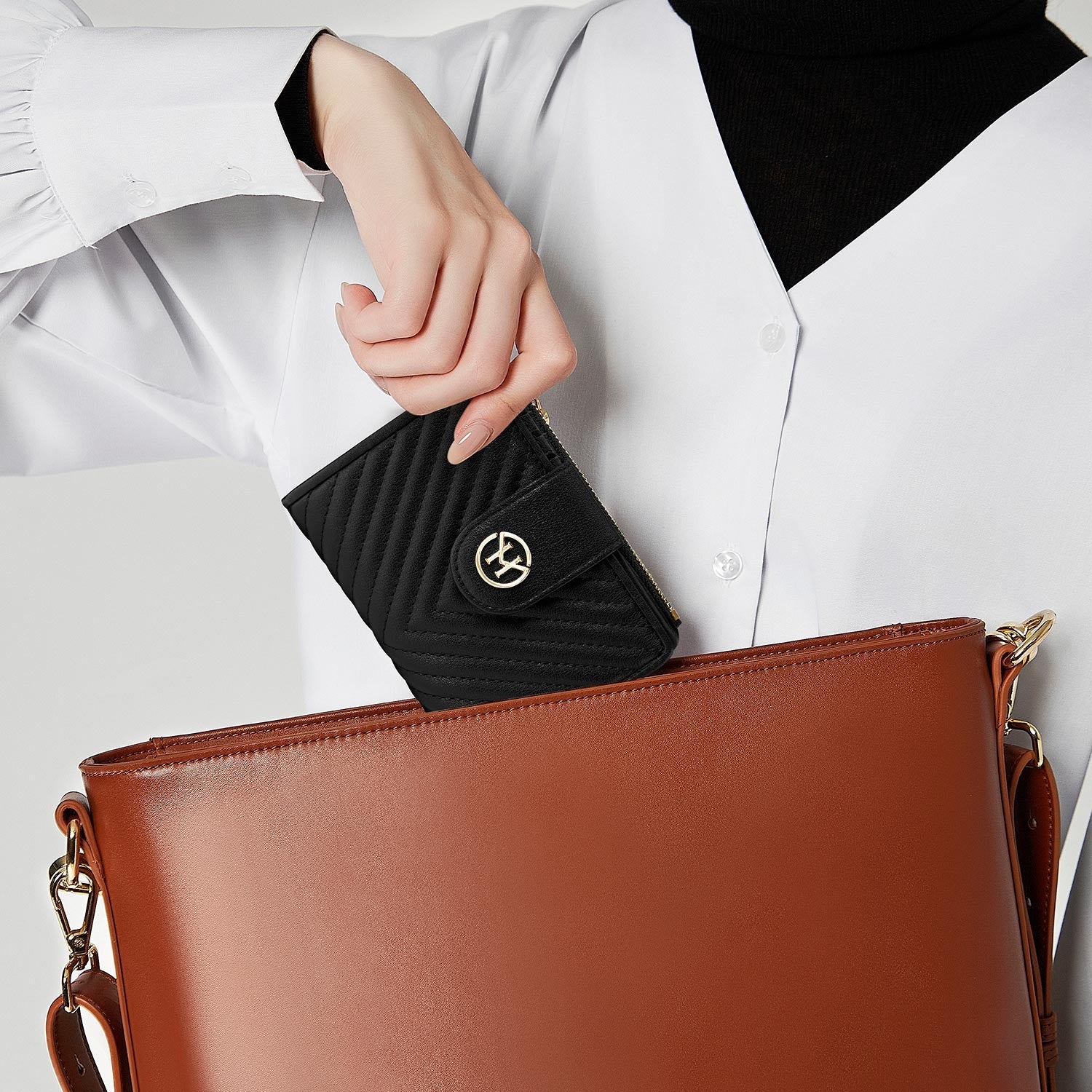 Victoria Hyde Rosi black genuine leather wallet, multifunctional design with 19 card slots, side bill compartment, and zippered coin pocket.