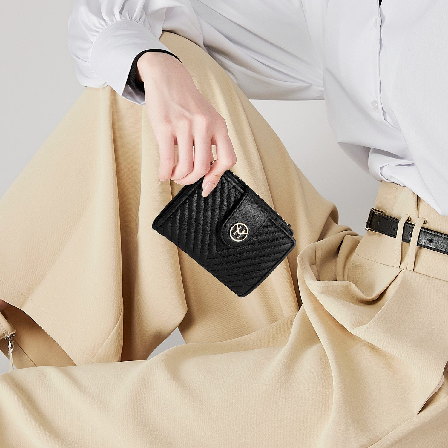 Victoria Hyde Rosi black genuine leather wallet, multifunctional design with 19 card slots, side bill compartment, and zippered coin pocket.