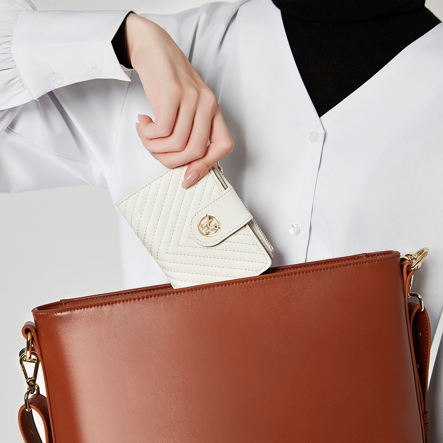 Victoria Hyde Rosi milk-white genuine leather wallet with 23 card slots, bill compartment, and zippered coin pocket. Multifunctional and elegant.