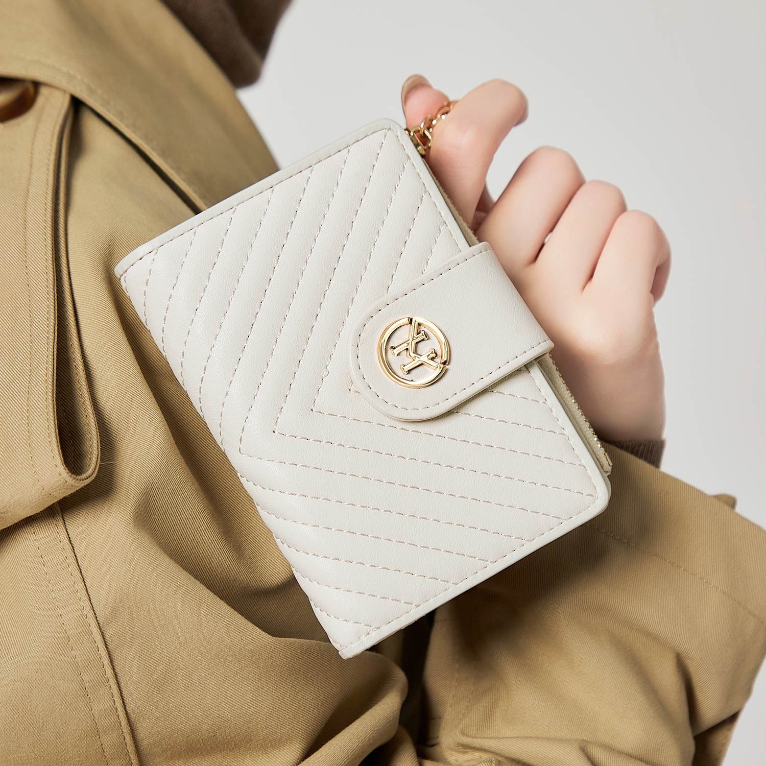 Victoria Hyde Rosi milk-white genuine leather wallet with 23 card slots, bill compartment, and zippered coin pocket. Multifunctional and elegant.