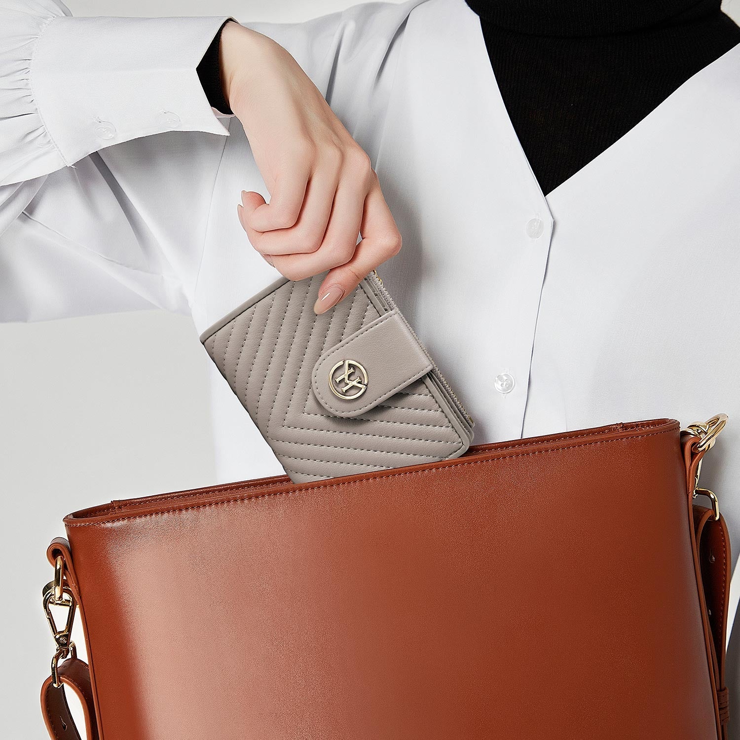 Victoria Hyde Rosi nude genuine leather wallet, multifunctional design with 19 card slots, bill compartment, and zippered coin pocket.