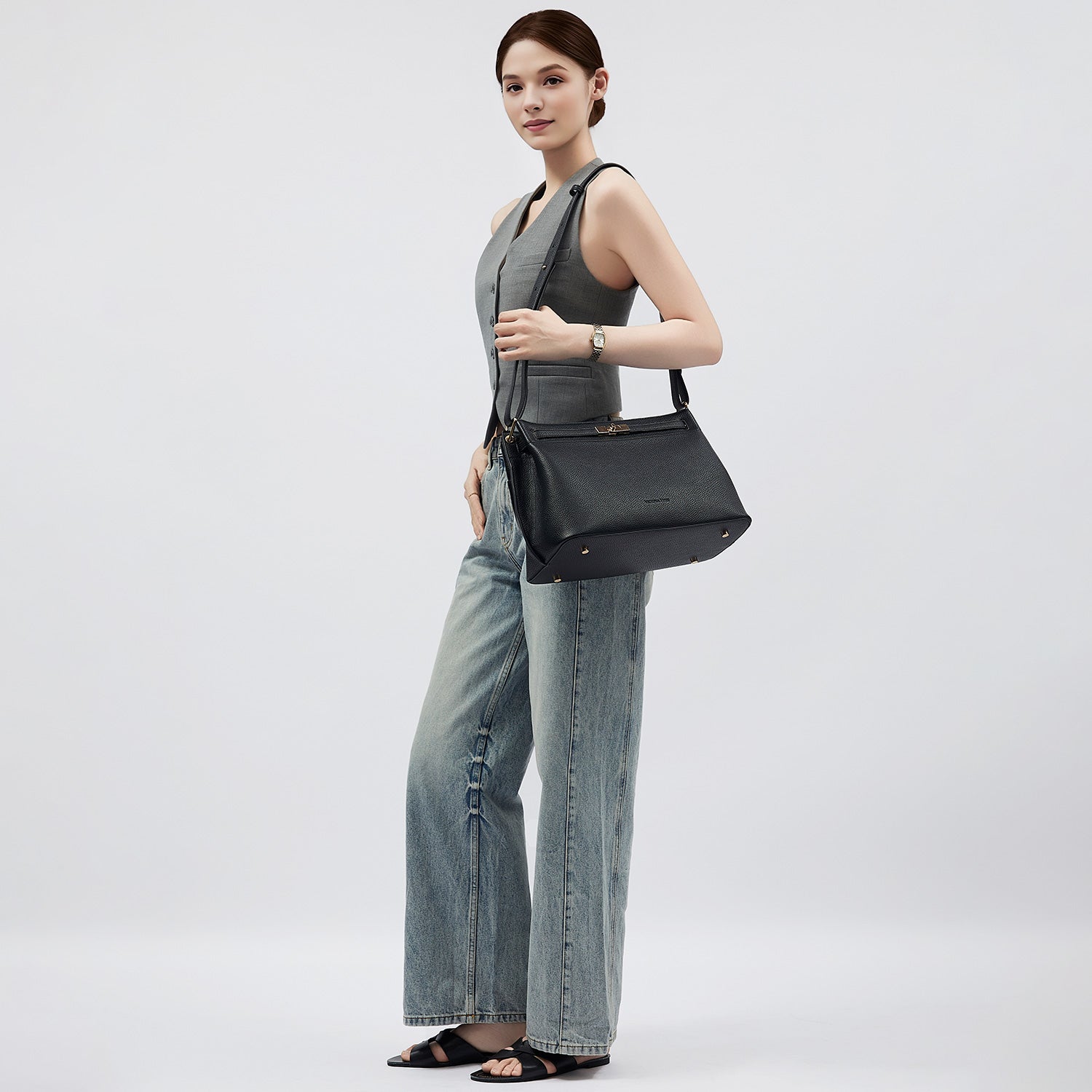 Victoria Hyde Alla Business Bag – elegant crossbody work bag with gold twist lock, PU material, organizer compartments, removable pouch. Ideal for commuting, meetings, working moms. 32×23.5×17 cm.