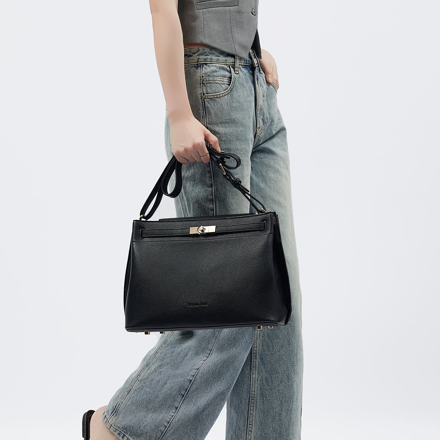 Victoria Hyde Alla Business Bag – elegant crossbody work bag with gold twist lock, PU material, organizer compartments, removable pouch. Ideal for commuting, meetings, working moms. 32×23.5×17 cm.