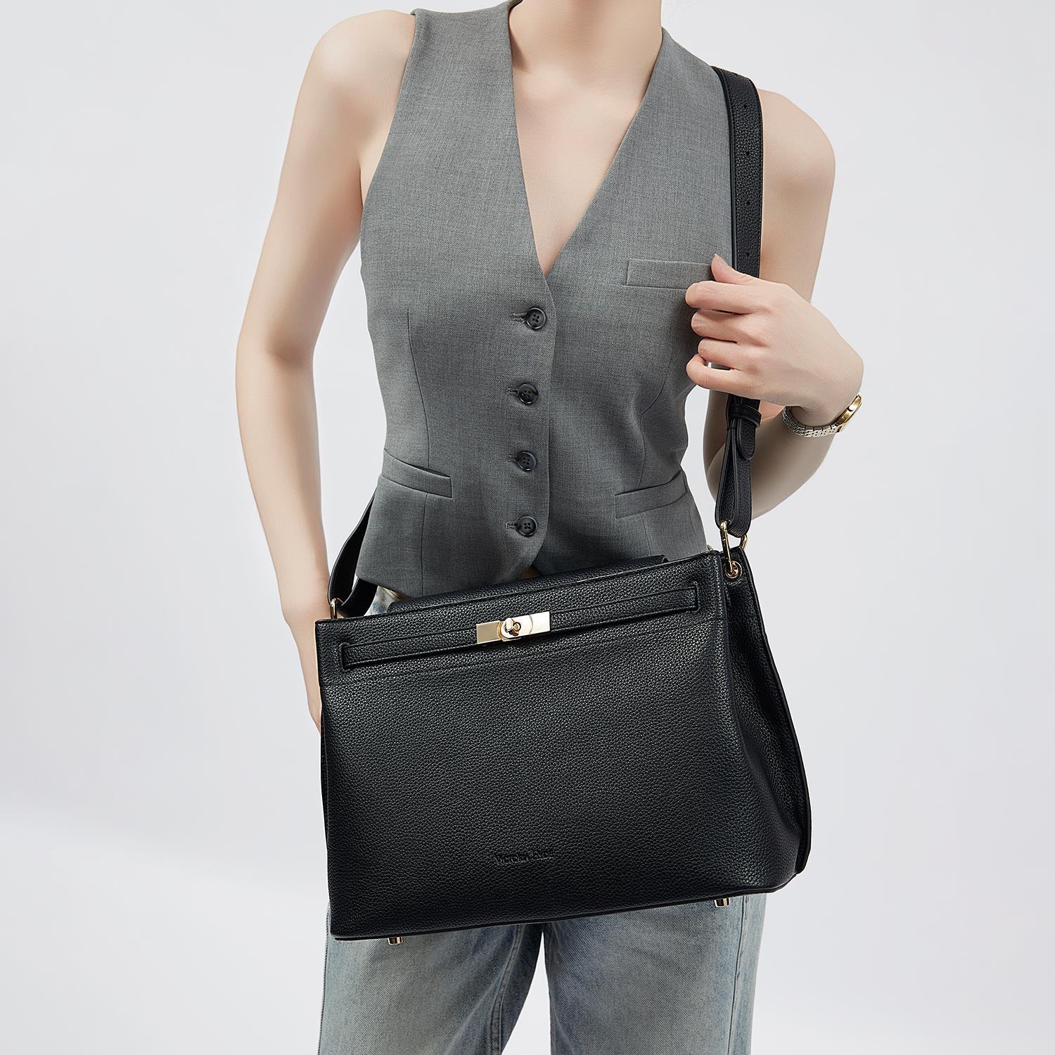 Victoria Hyde Alla Business Bag – elegant crossbody work bag with gold twist lock, PU material, organizer compartments, removable pouch. Ideal for commuting, meetings, working moms. 32×23.5×17 cm.
