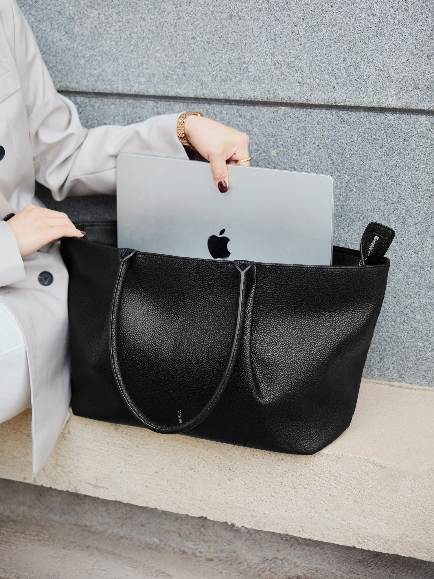 Victoria Hyde Ada Black new work bag – understated elegant design, padded 16" laptop compartment, vegan microfiber leather, water-repellent, scratch-resistant.