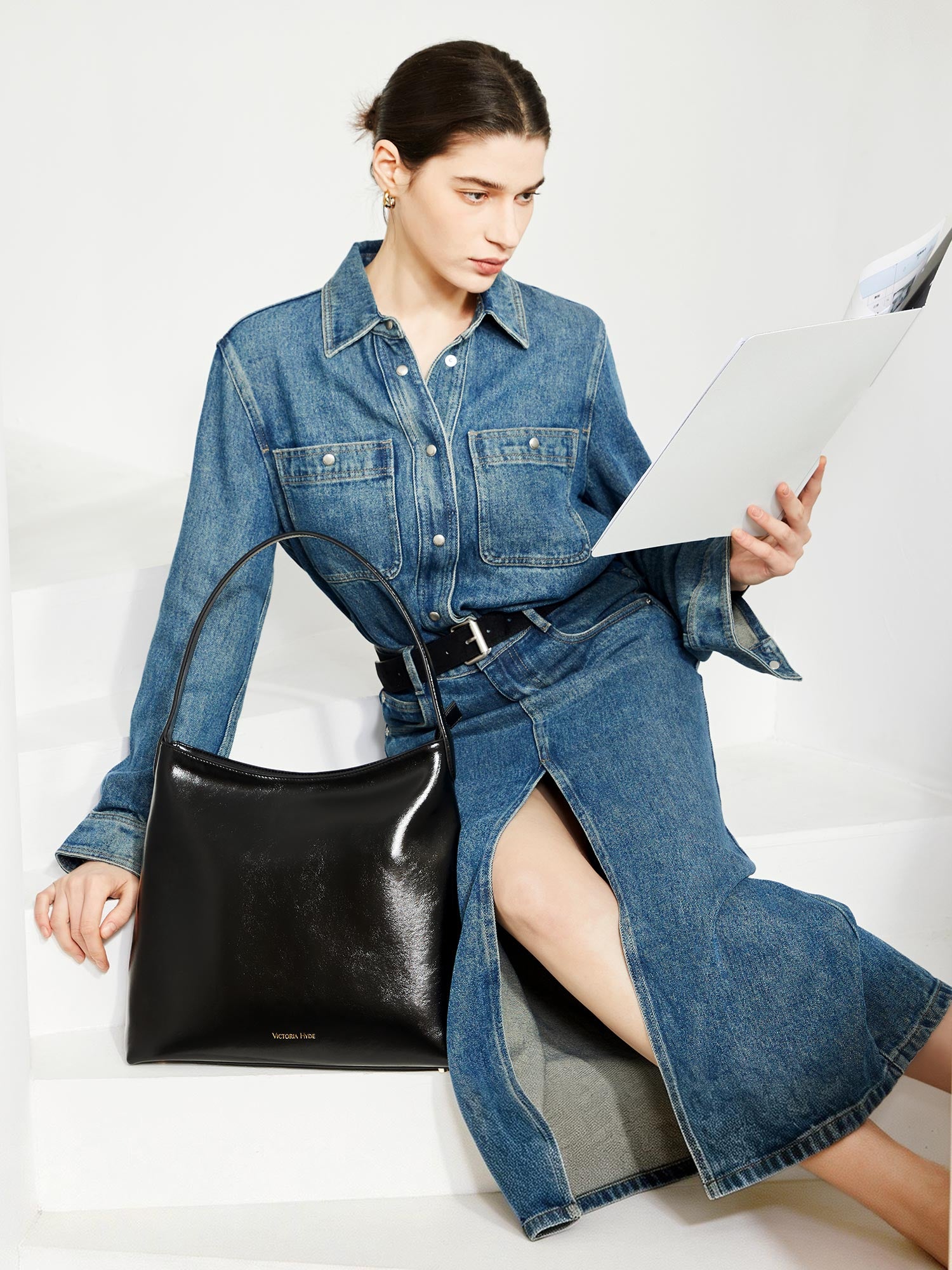 Victoria Hyde shoulder bag in microfiber leather with light gold fittings, padded sunglasses compartment, trolley strap, and inscriptions “Love what you do” and “New Work” for modern dynamic women.