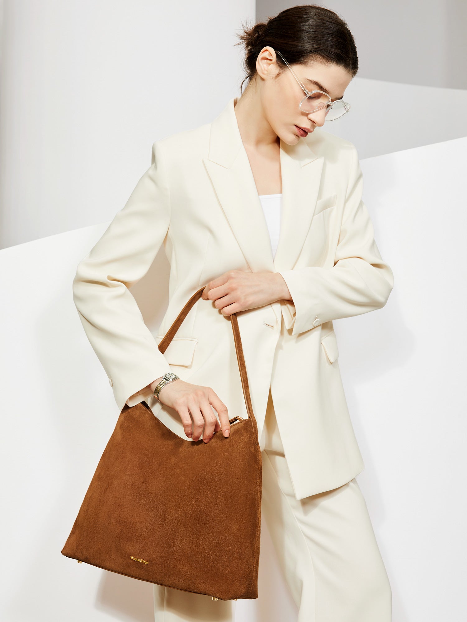 Victoria Hyde split leather shoulder bag for modern women. Light gold fittings, padded sunglasses pocket, trolley strap, “Love what you do” detail. 0.65 kg.