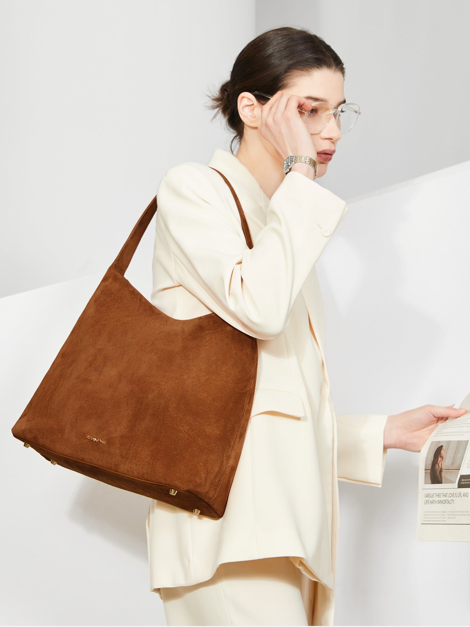 Victoria Hyde split leather shoulder bag for modern women. Light gold fittings, padded sunglasses pocket, trolley strap, “Love what you do” detail. 0.65 kg.