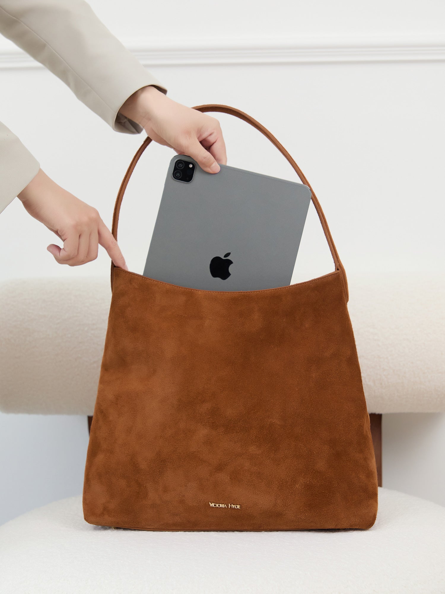 Victoria Hyde split leather shoulder bag for modern women. Light gold fittings, padded sunglasses pocket, trolley strap, “Love what you do” detail. 0.65 kg.
